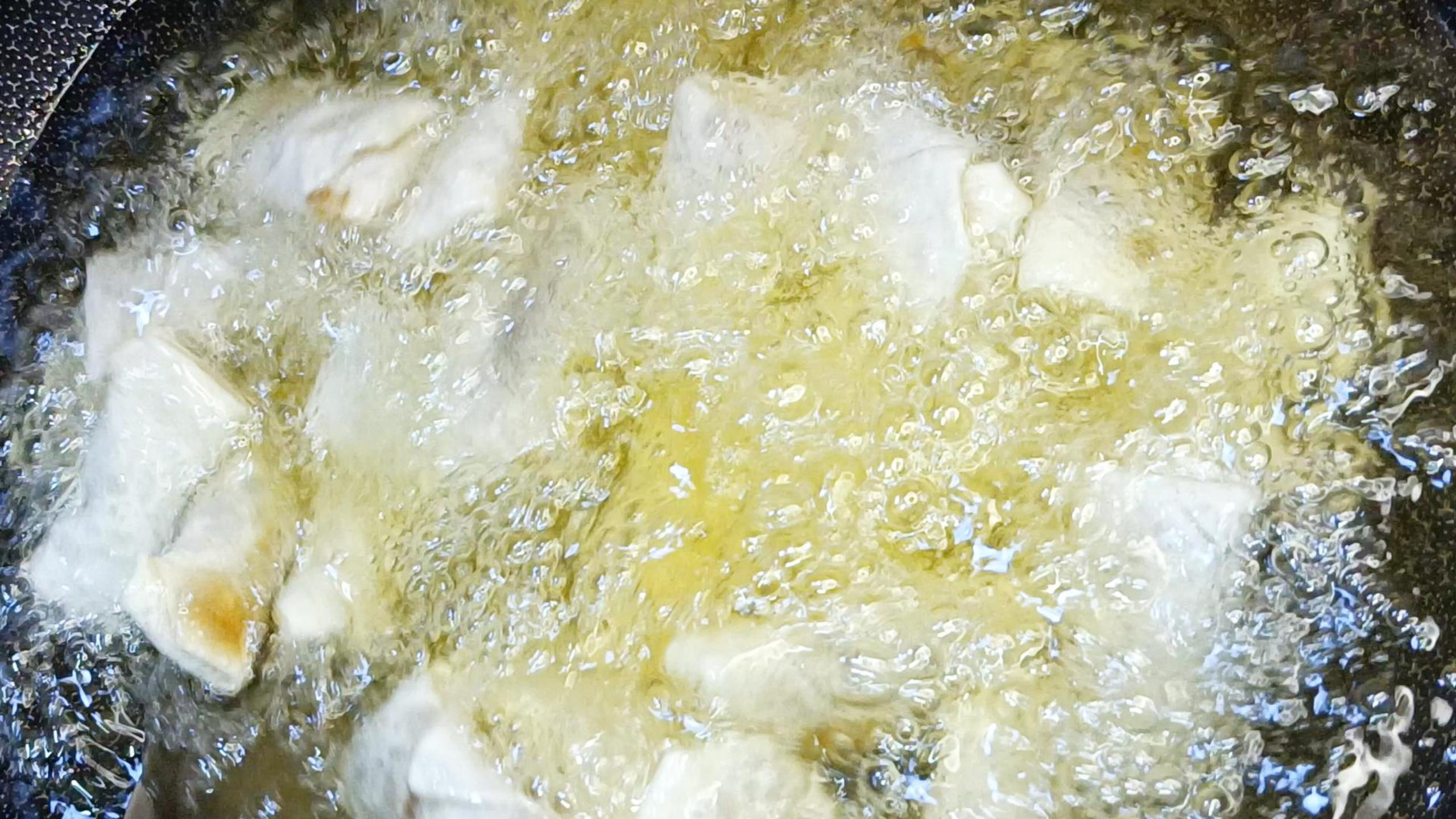 馄饨皮新吃法,这样做香甜酥脆,炸春卷