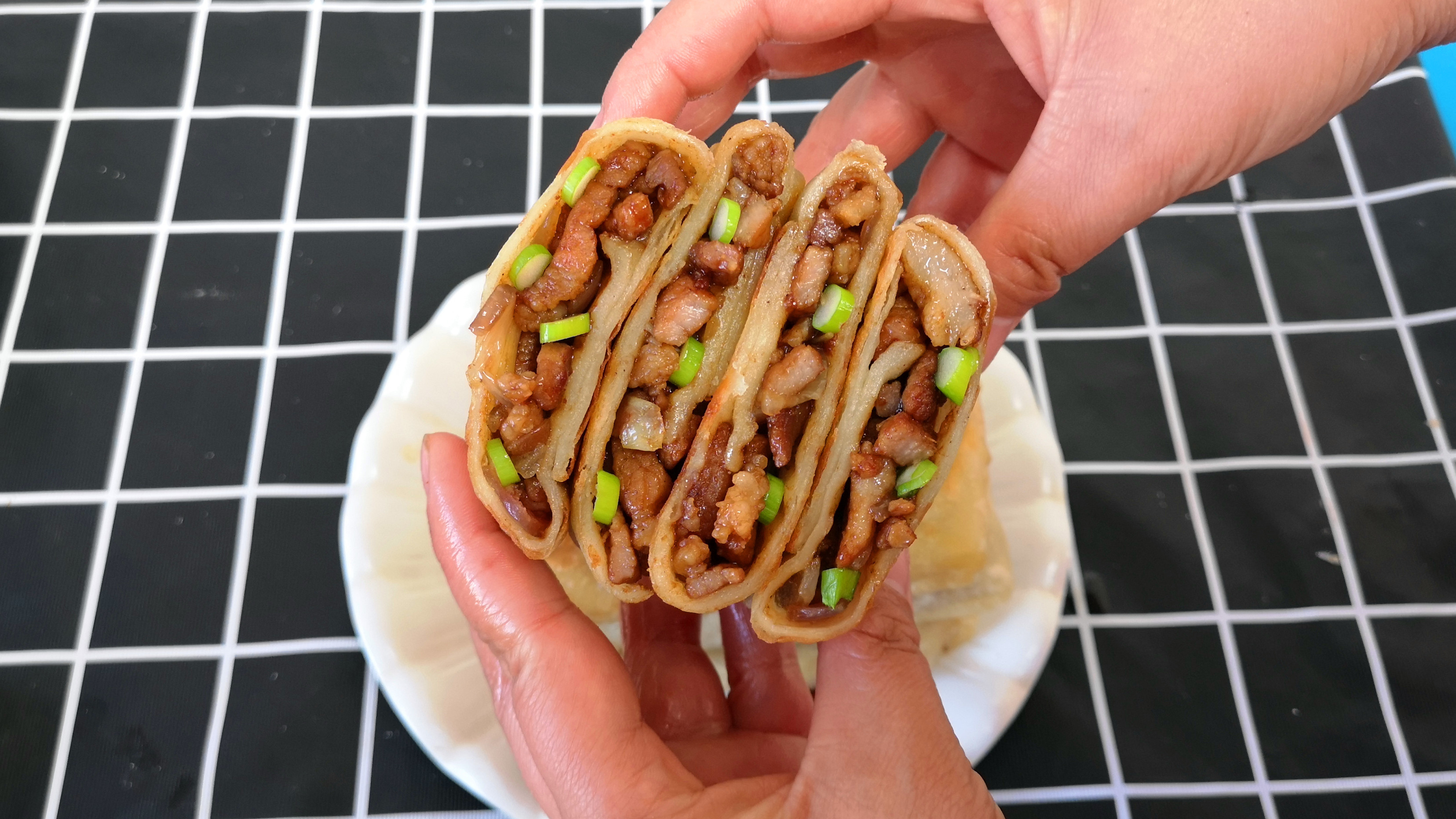 没难度的香酥肉饼,3分钟出锅,皮薄馅大鲜嫩又多汁,家人的最爱