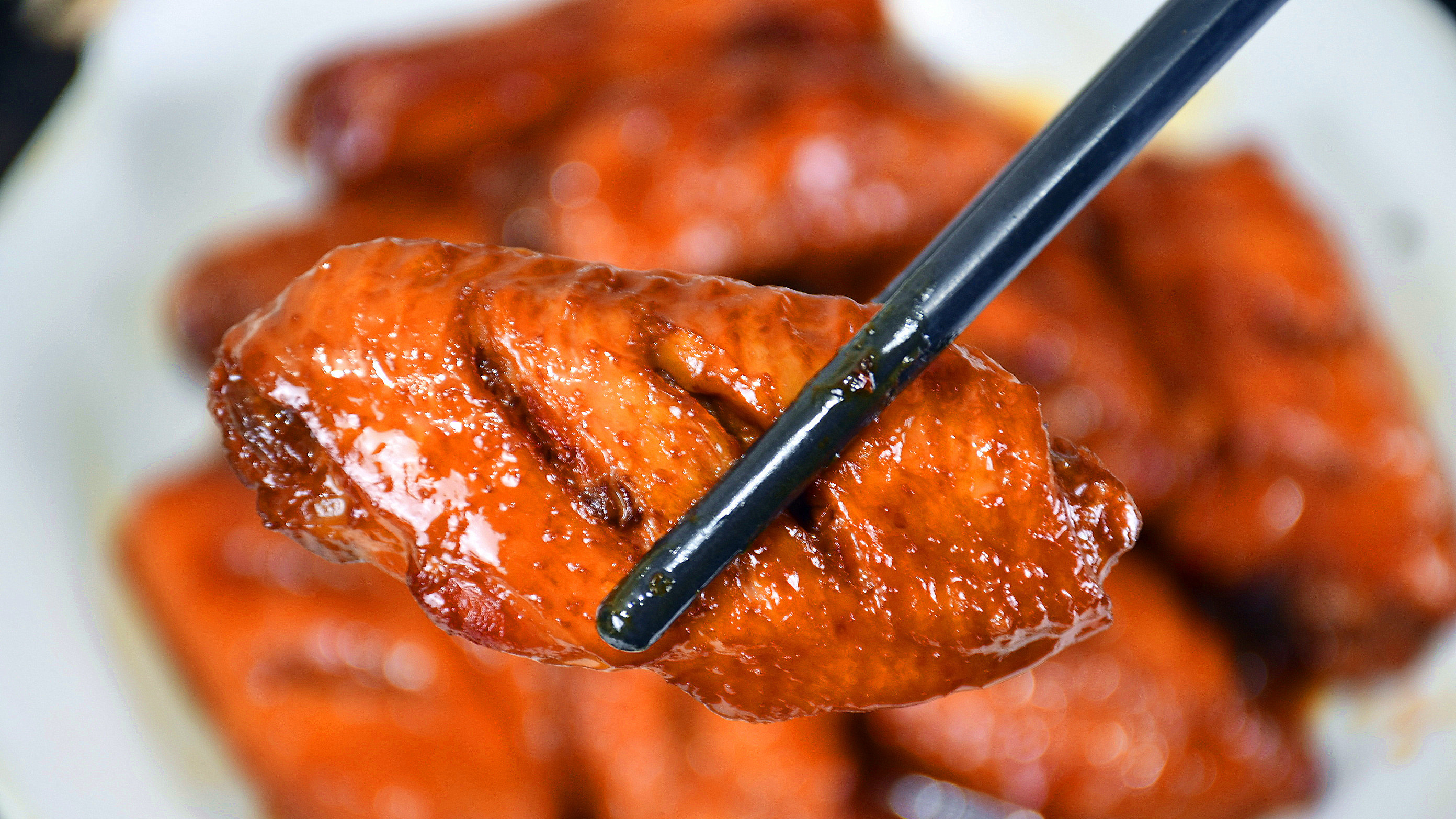 每个人都值得学会的“红烧鸡翅”,骨头一滑就脱,又嫩又入味