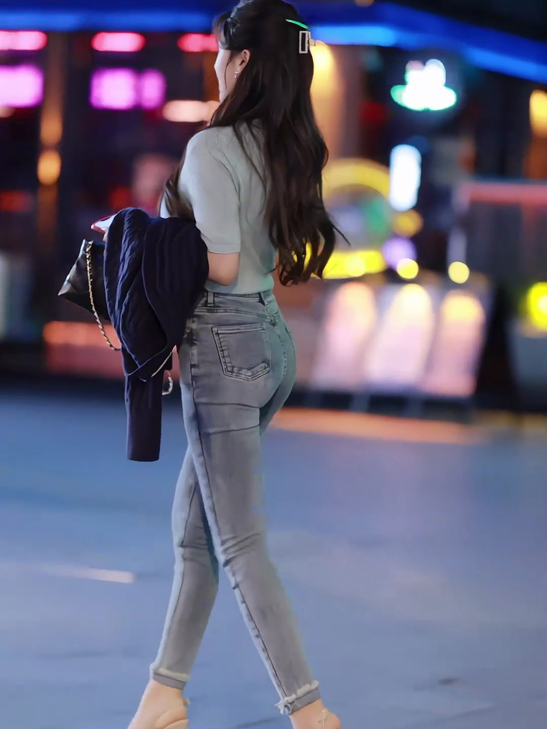 时尚街拍,小姐姐身材很顶