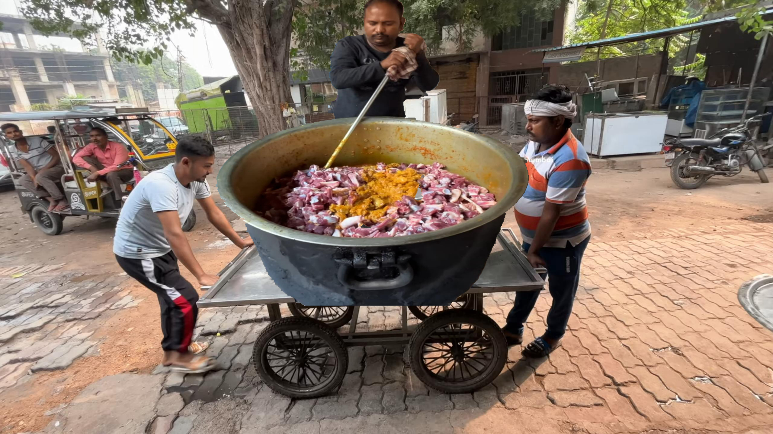每天只卖20桶,印度街头的咖喱羊肉,走一圈就卖完了