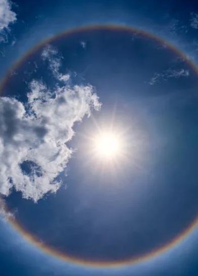 北京天空出现巨大日晕,太阳周身围一圈彩色光环,朦胧奇幻