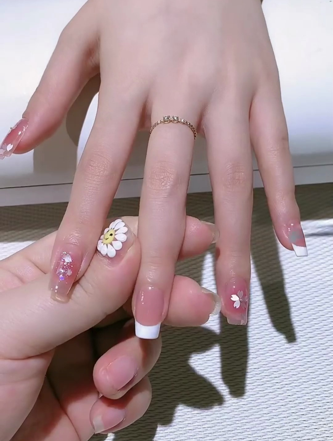 樱花亮片法式美甲