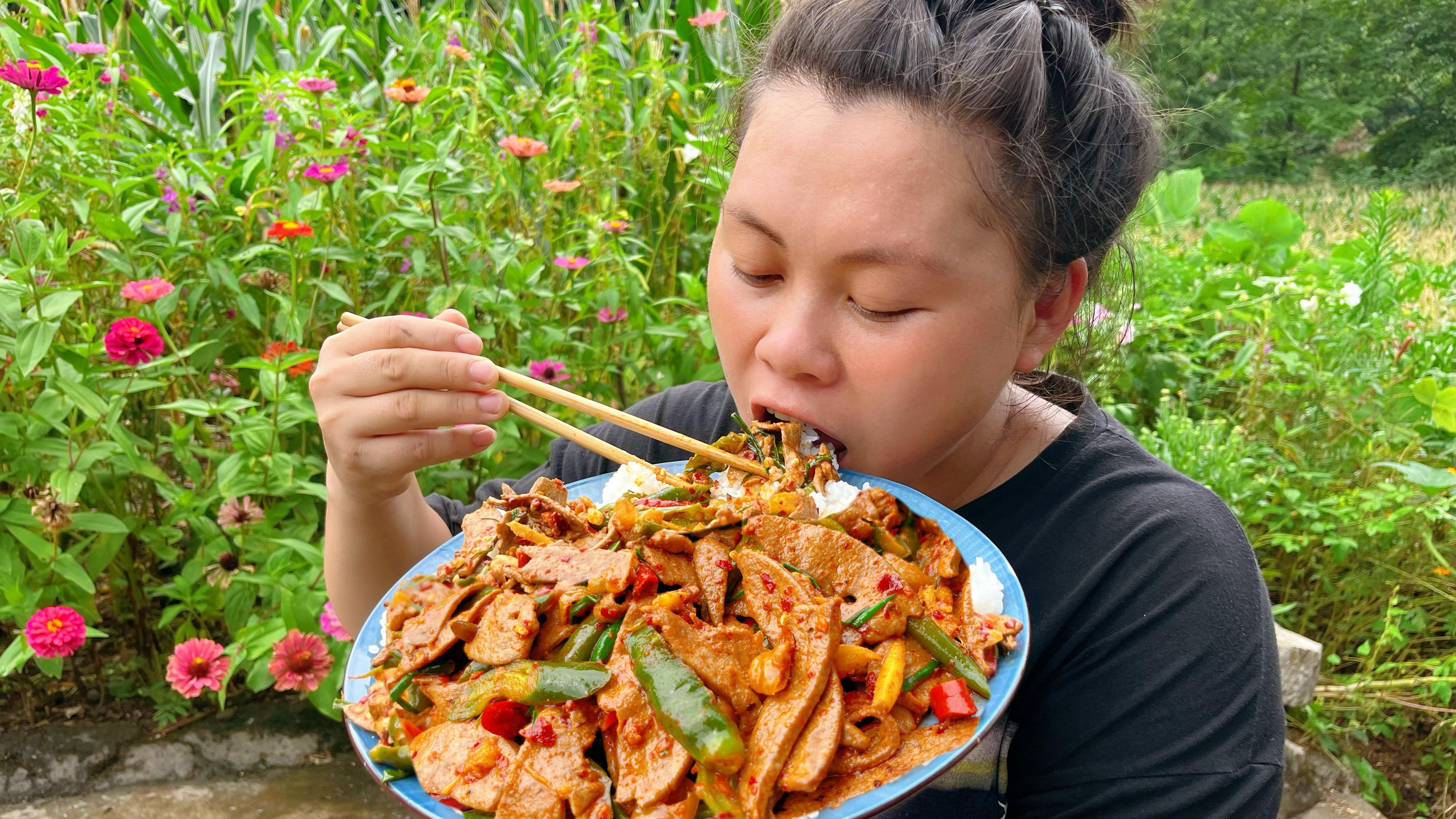 一个人的生活真简单,今天用2斤辣椒炒猪肝,爆辣下饭又吃了一碗