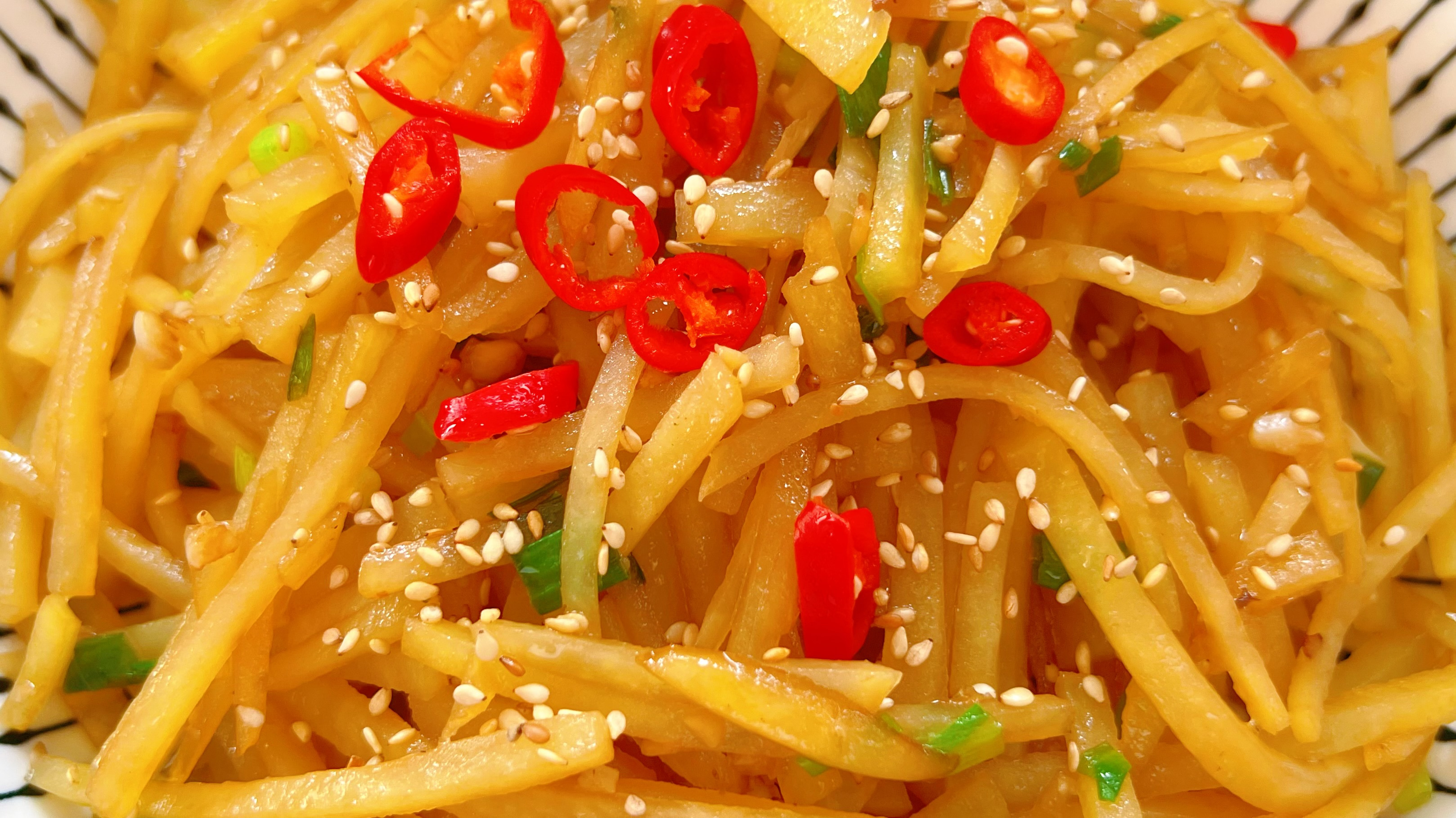 为什么饭店酸辣土豆丝这么好吃又下饭,照这个步骤,酸辣脆爽