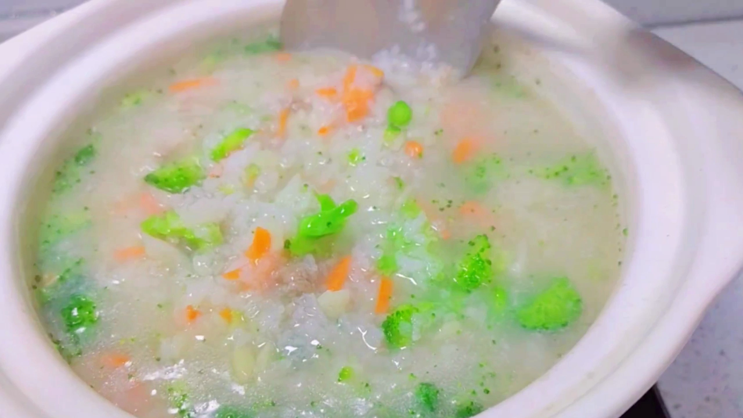 一岁以上宝宝爱吃的营养辅食,山药瘦肉蔬菜粥口感细腻香浓,简单