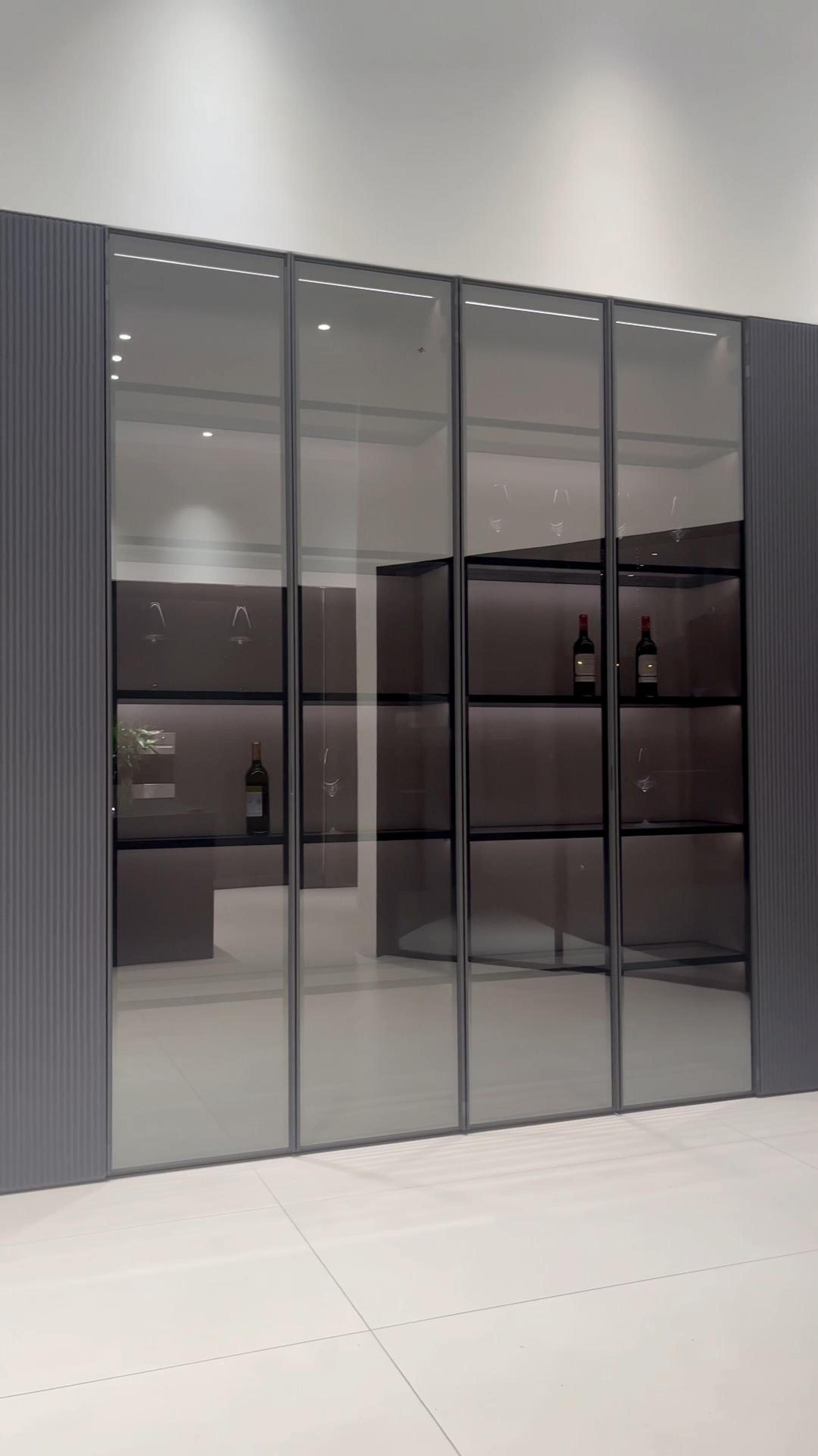 意式极简酒柜,烤漆格栅柜门搭配镀膜镜面玻璃门-度小视