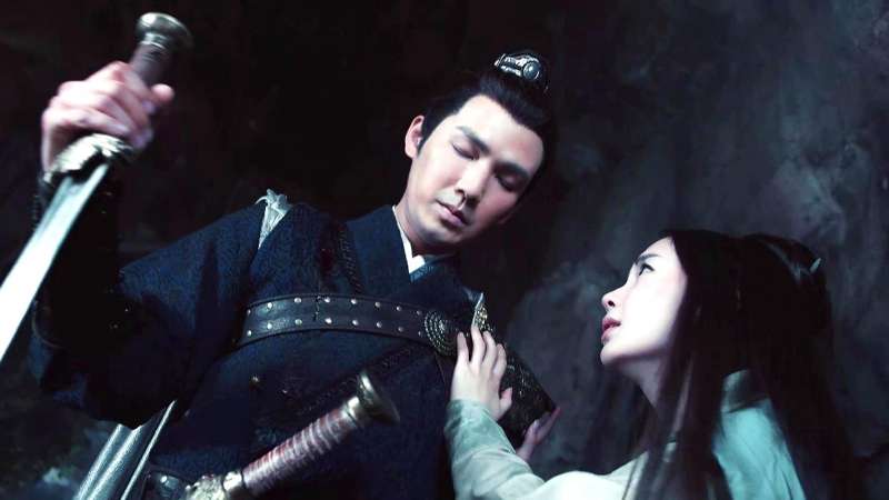 孤芳不自赏白娉婷误伤楚北捷两人逃进山洞他晕倒在她身上