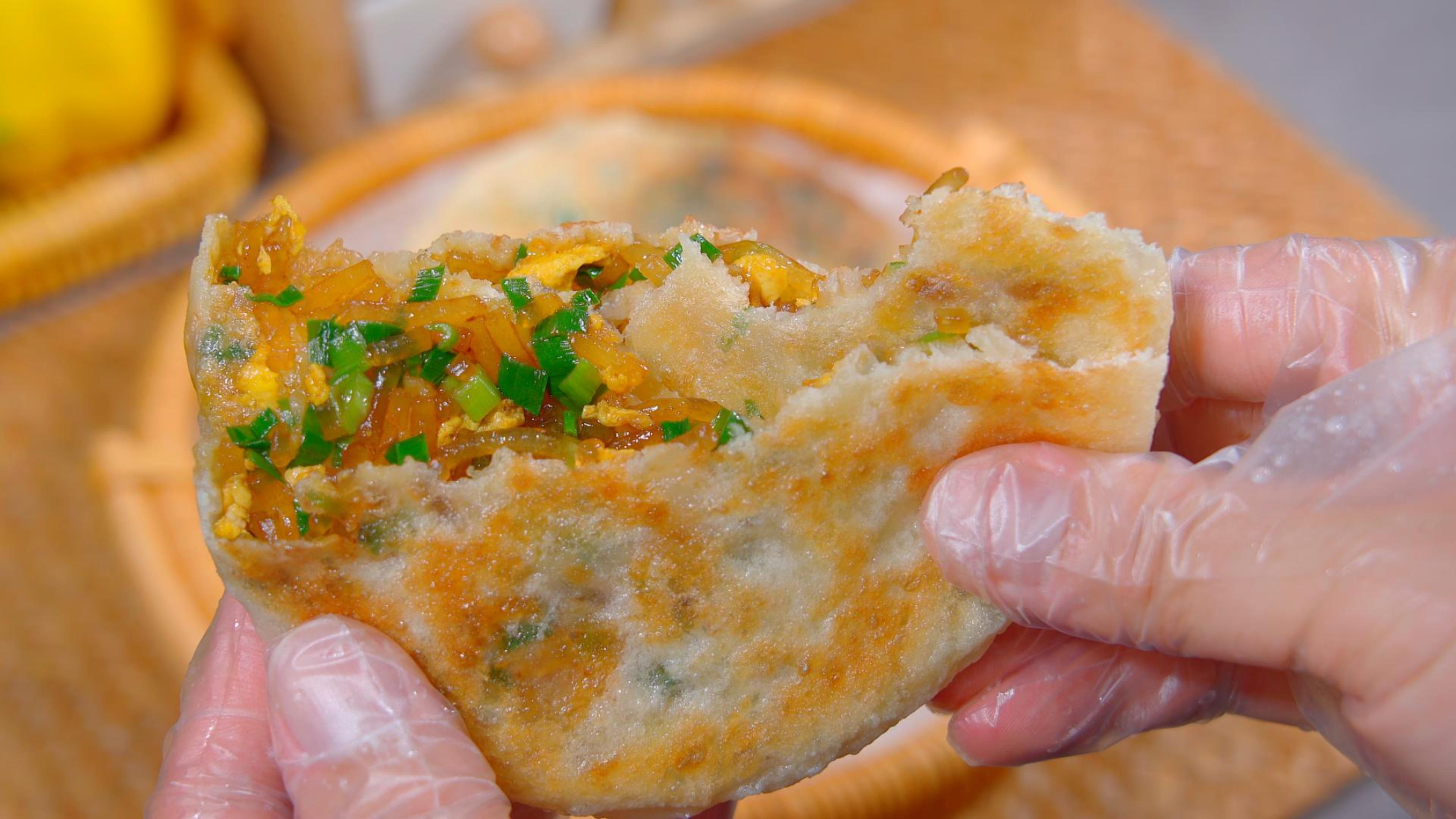 学会这个发面馅饼做法,烙好的饼皮软馅鲜,再也不担心发干发硬了