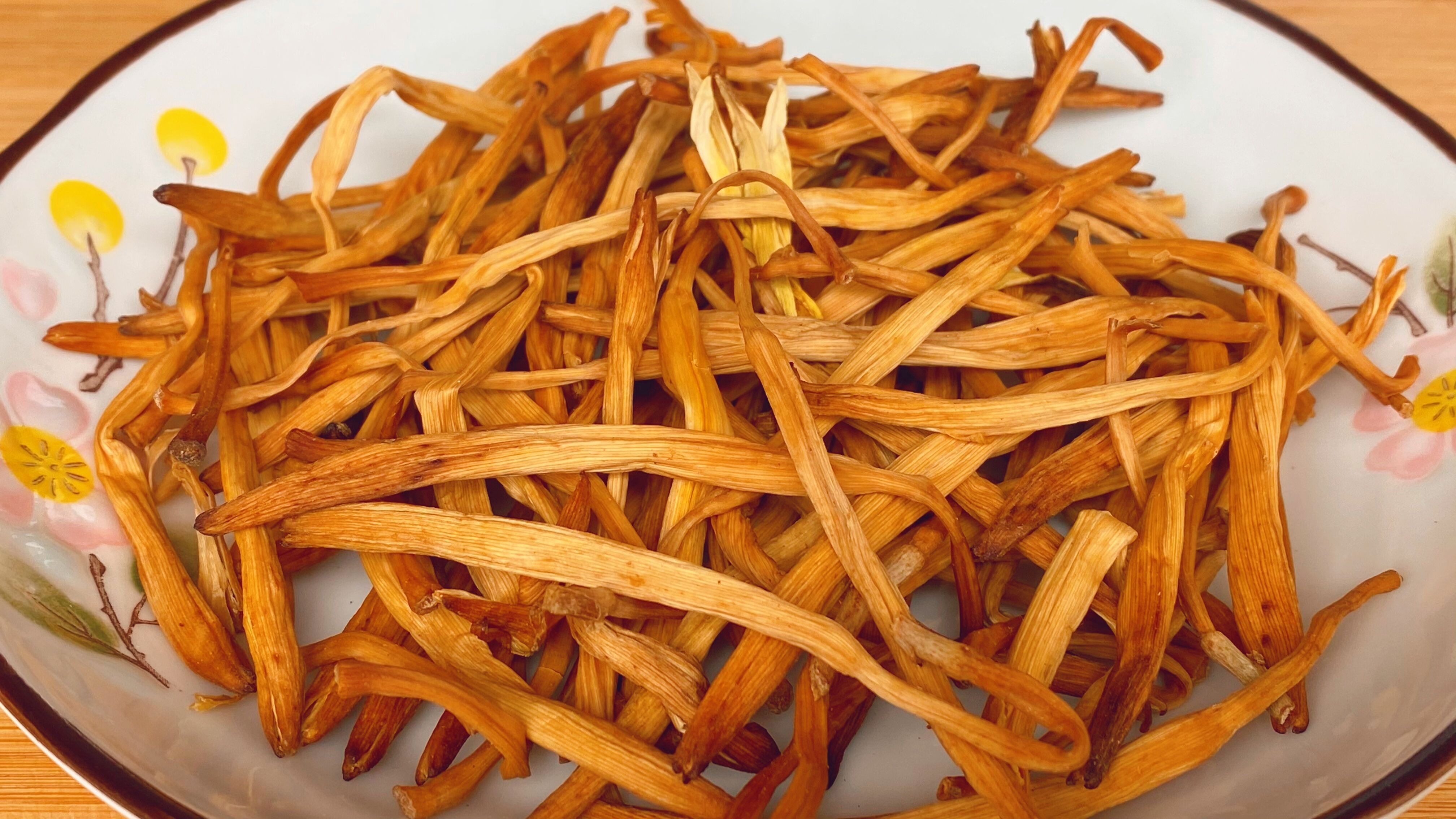 媳妇失眠睡不着,老公问老人要了个配方,一把黄花菜解决问题