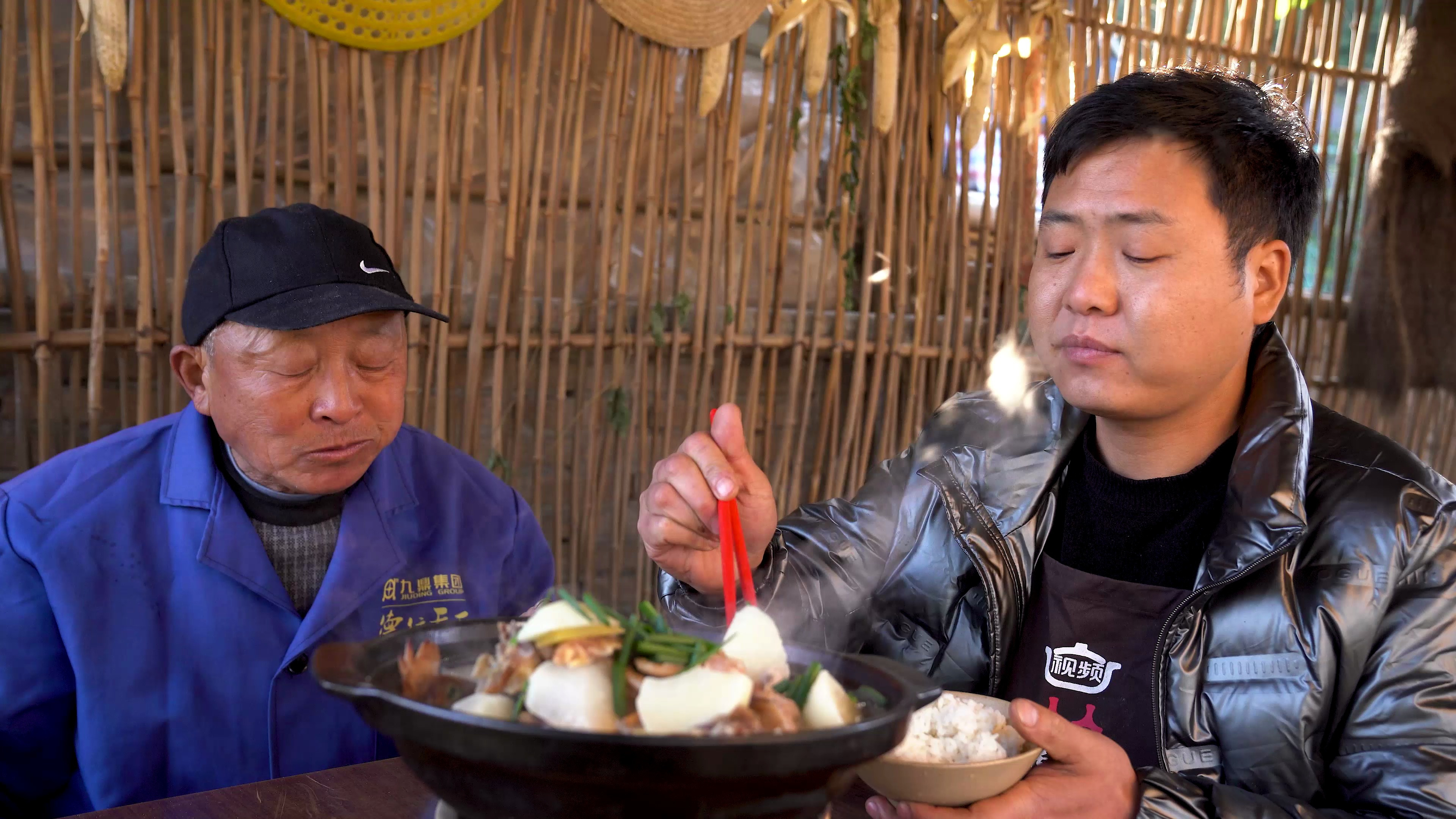 炖只风干鸡给老爸吃，老二就爱这一口清淡味