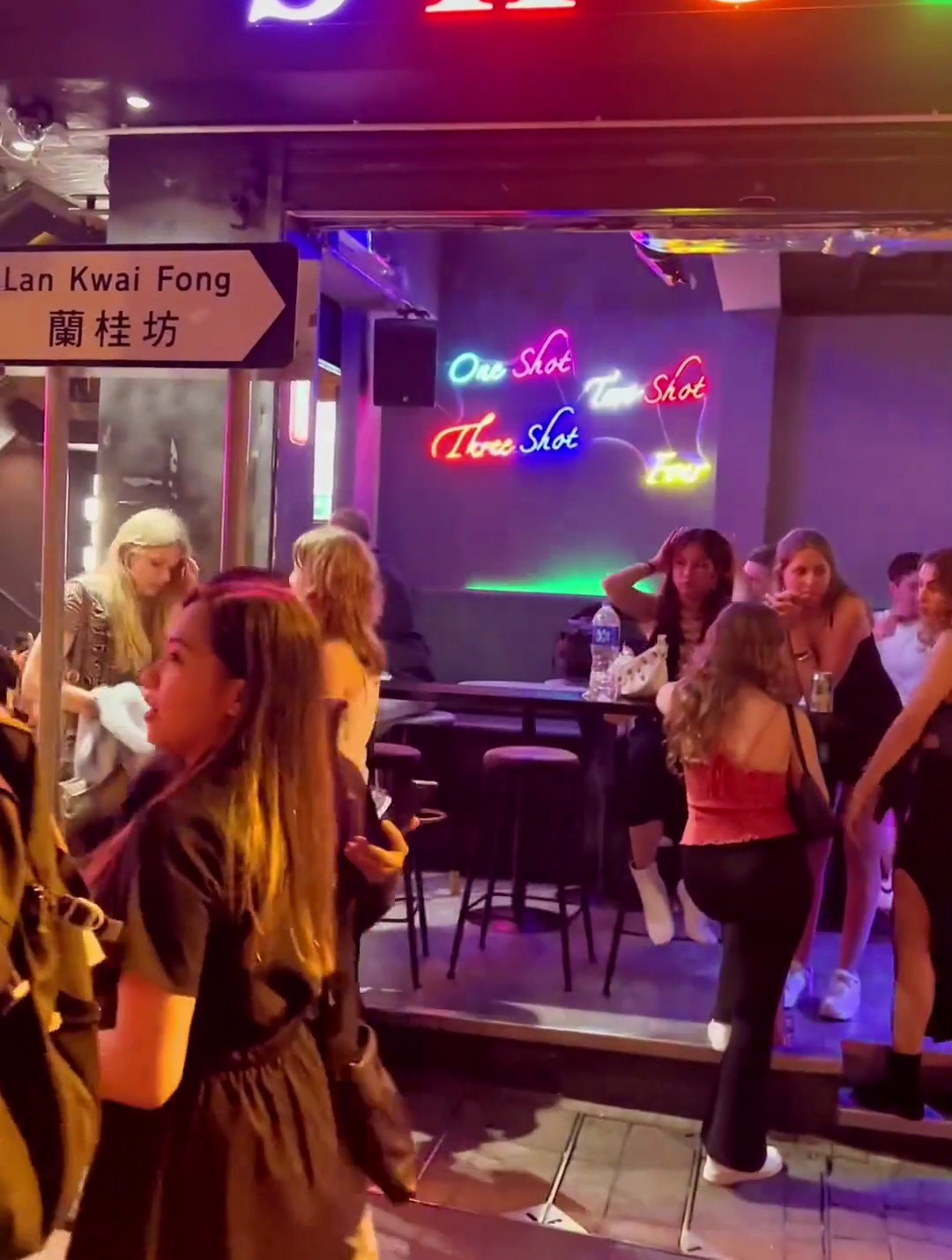 香港兰桂坊的酒吧门口都是漂亮的美女