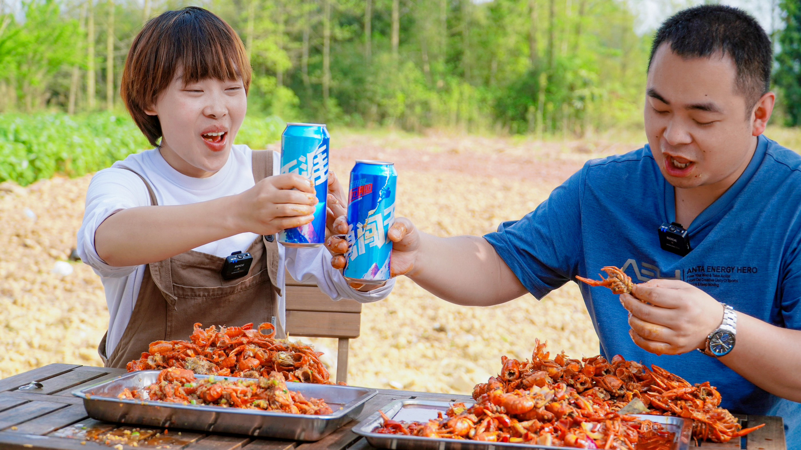 来客了,秋妹整八斤小龙虾办招待,再来口啤酒,边喝边吃好安逸