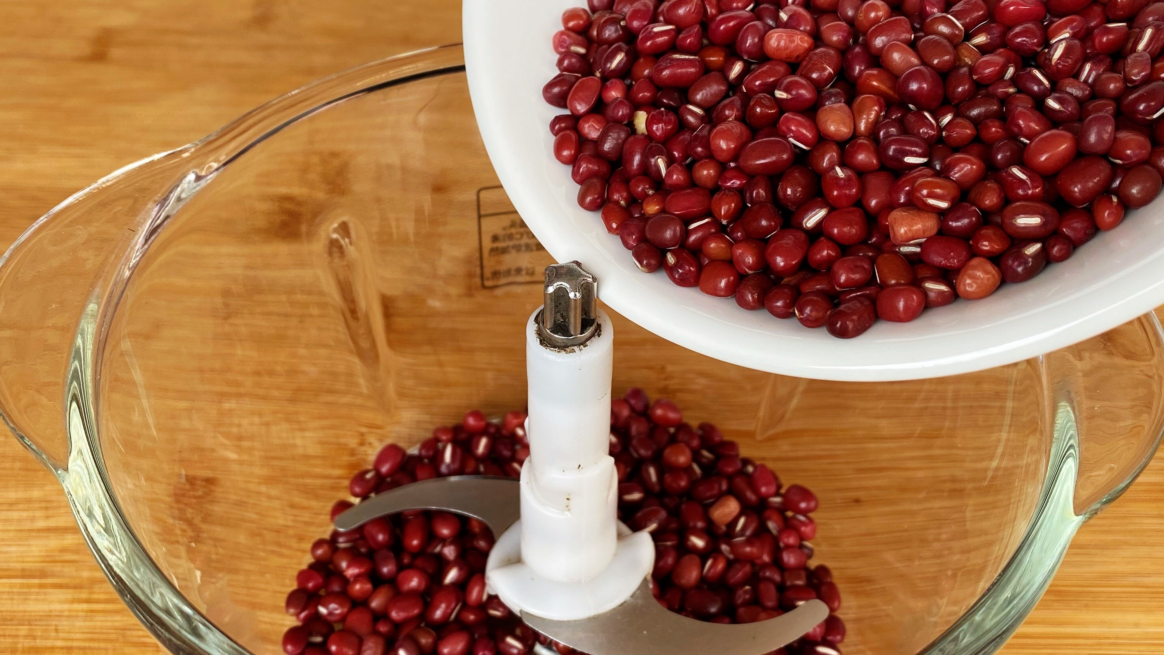 把红豆倒入绞肉机中,出锅瞬间变美食,出锅比蛋糕还香甜,还营养