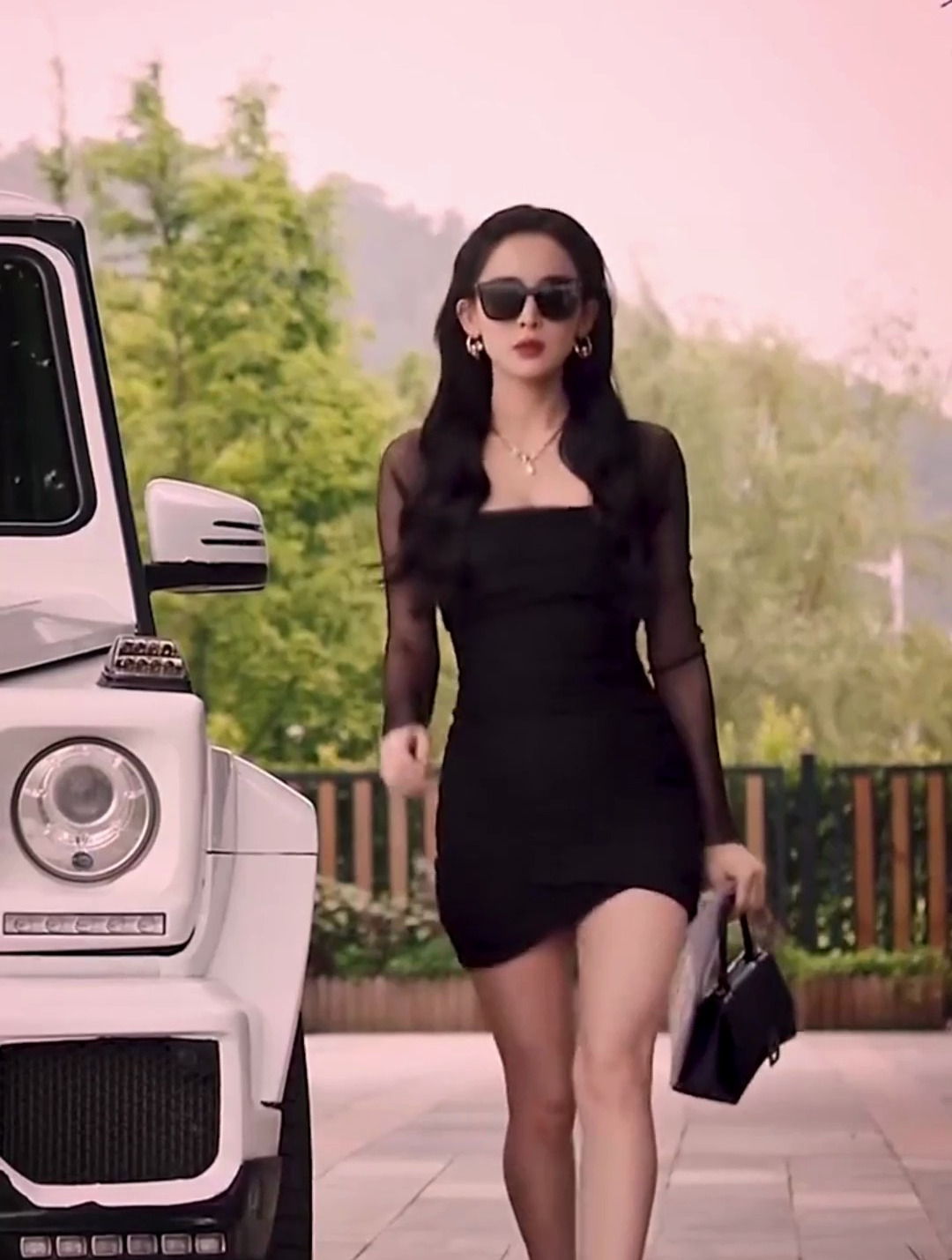 西域美女古力娜扎,这大长腿又白又性感,魅力十足!