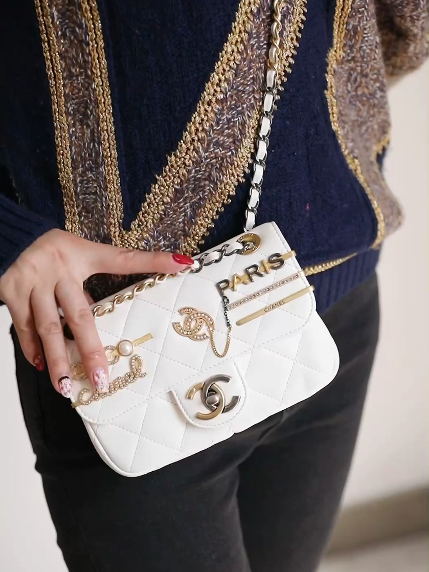 香奈儿徽章白色翻盖单肩包