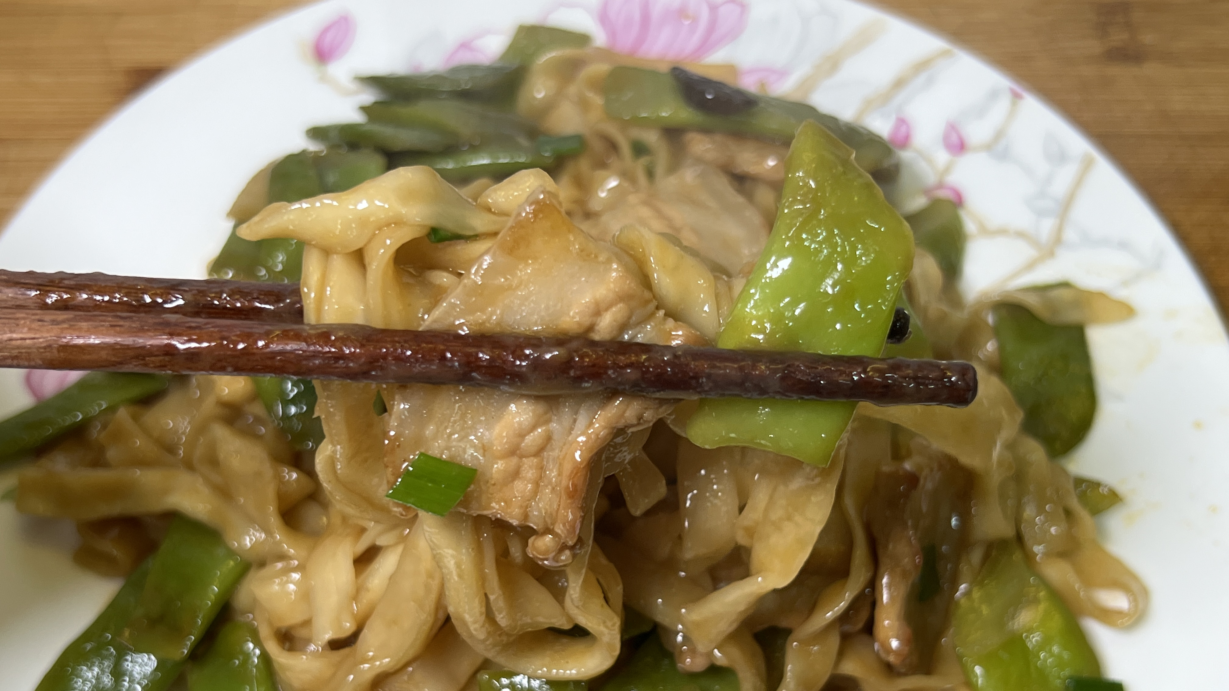 扁豆角焖面的家常做法,面条劲道爽滑,五花肉香而不腻,好吃极了