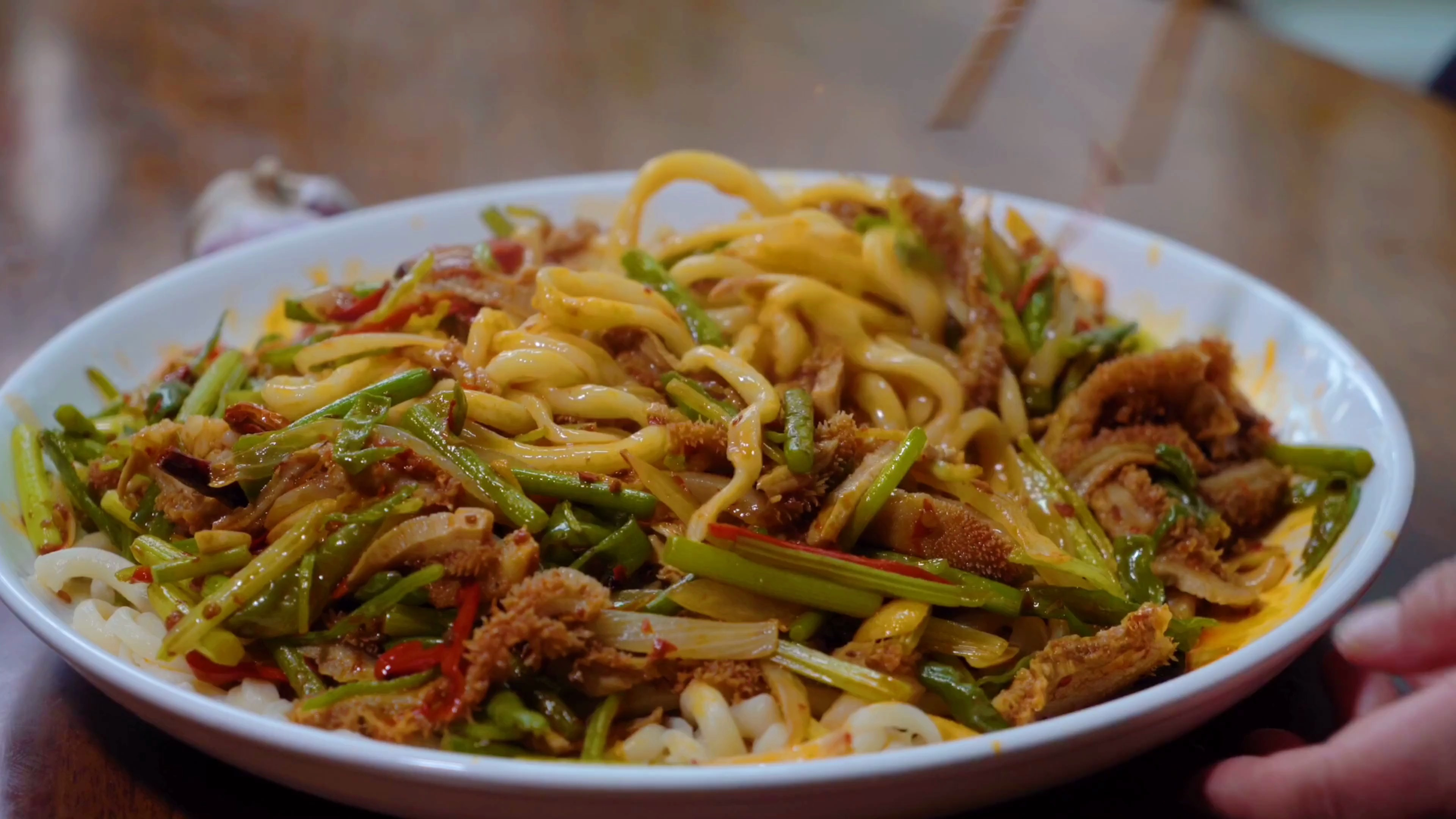 老婆最近嫌饭菜清淡,奶奶教做了爆炒牛肚拌面,食欲大开