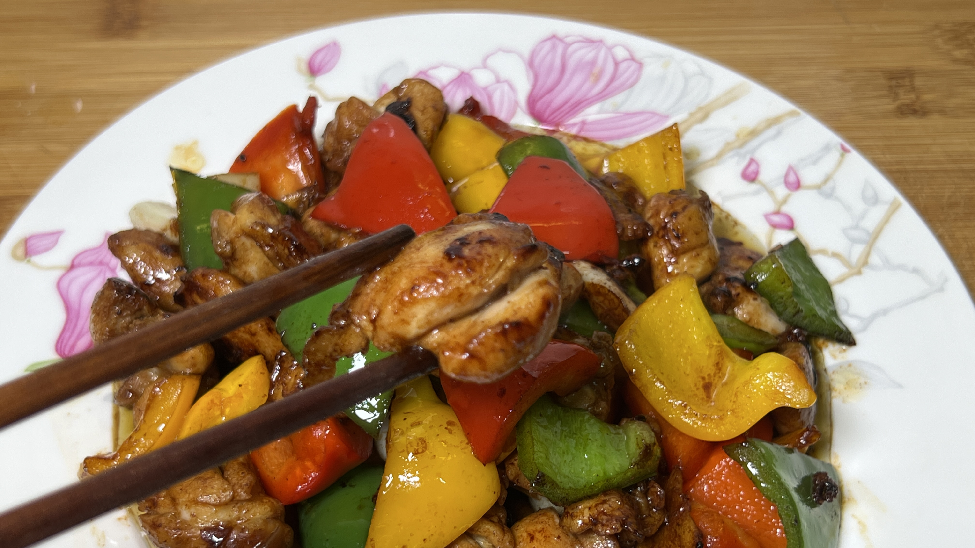 鸡腿肉在家这样炒，色泽红润嫩滑入味，加彩椒块，孩子多吃两碗饭