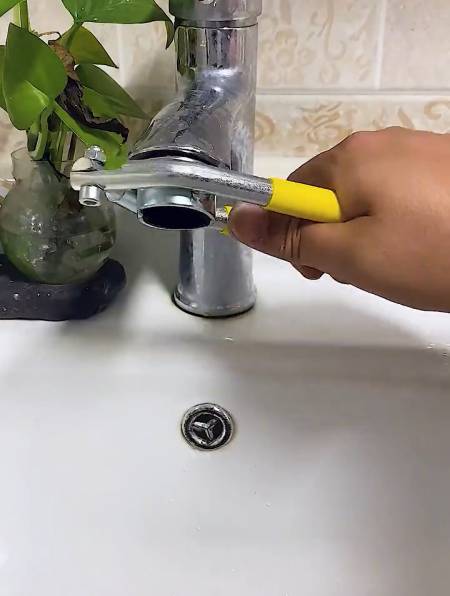 家里的水龙头嘴想清洗又拧不下来 不妨试试这个起泡器扳手