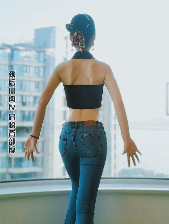 肩背肉多不好看,这个动作不跑不跳,每天一百次,瘦肩膀瘦背部-度小视