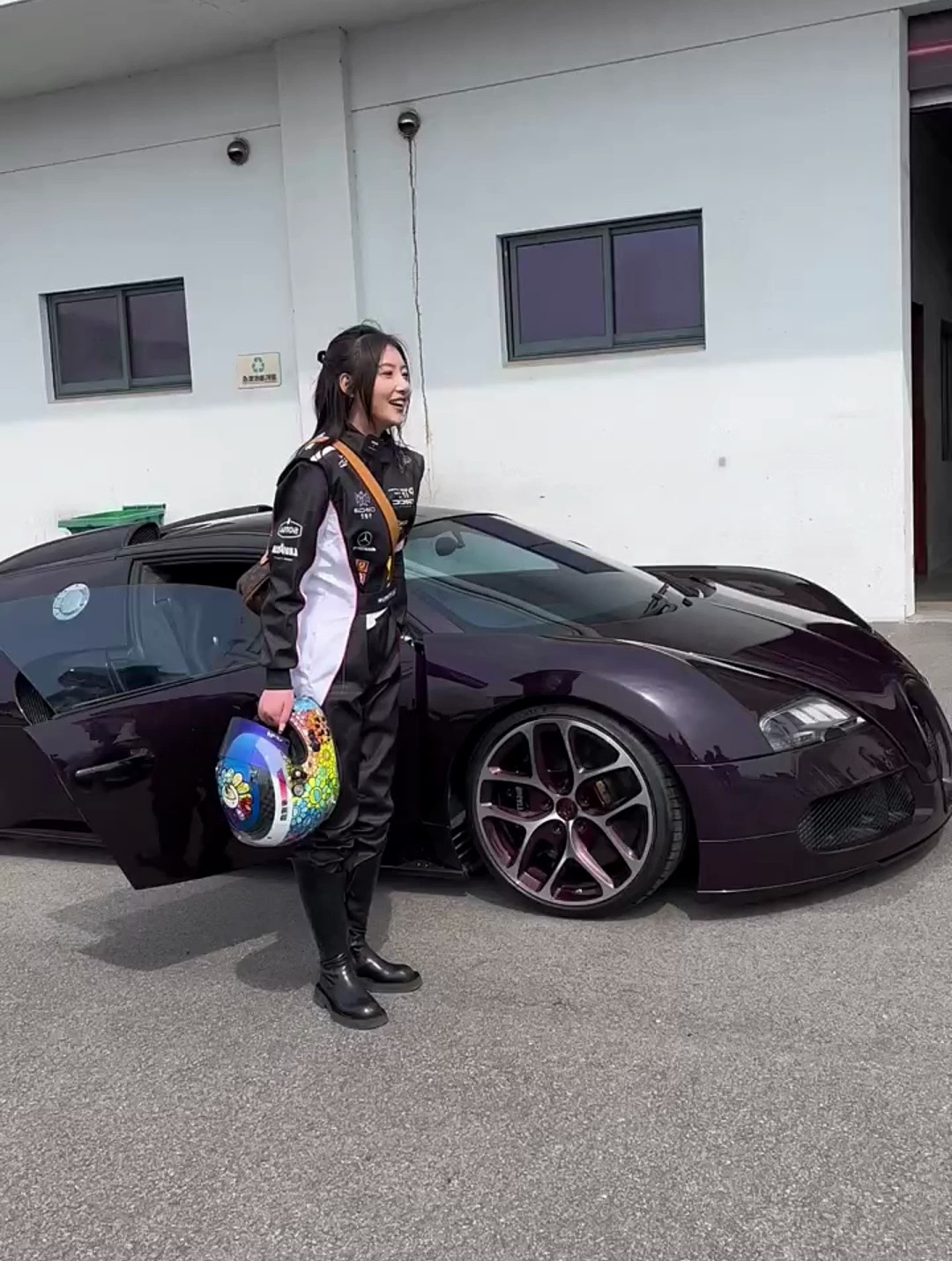 这位布加迪女车主好好看,笑起来好可爱,不敢想象开布加迪的样子