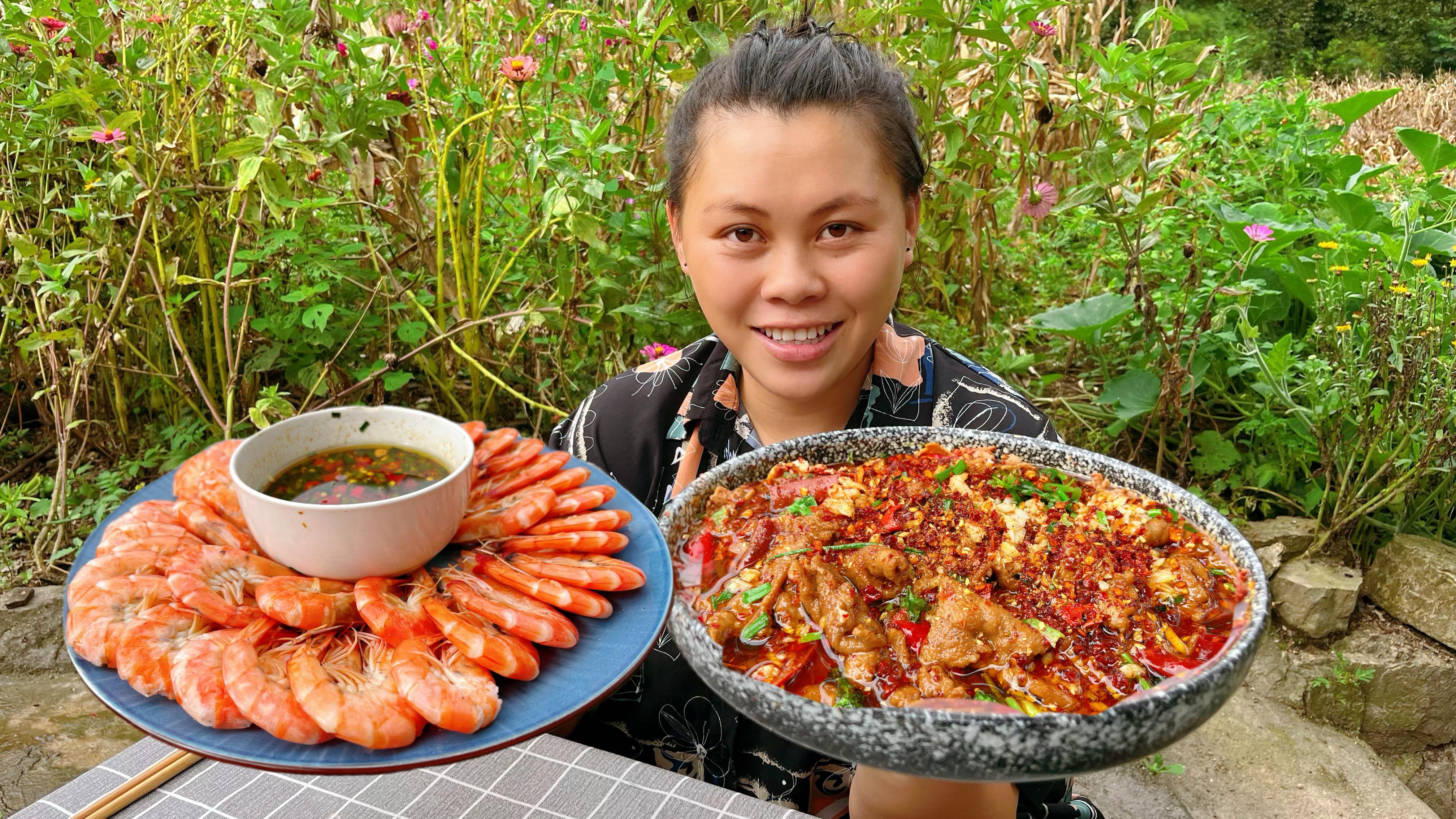 天气转冷，欧妹简单做个爆辣肉片，配上一大盘白灼虾太好吃了