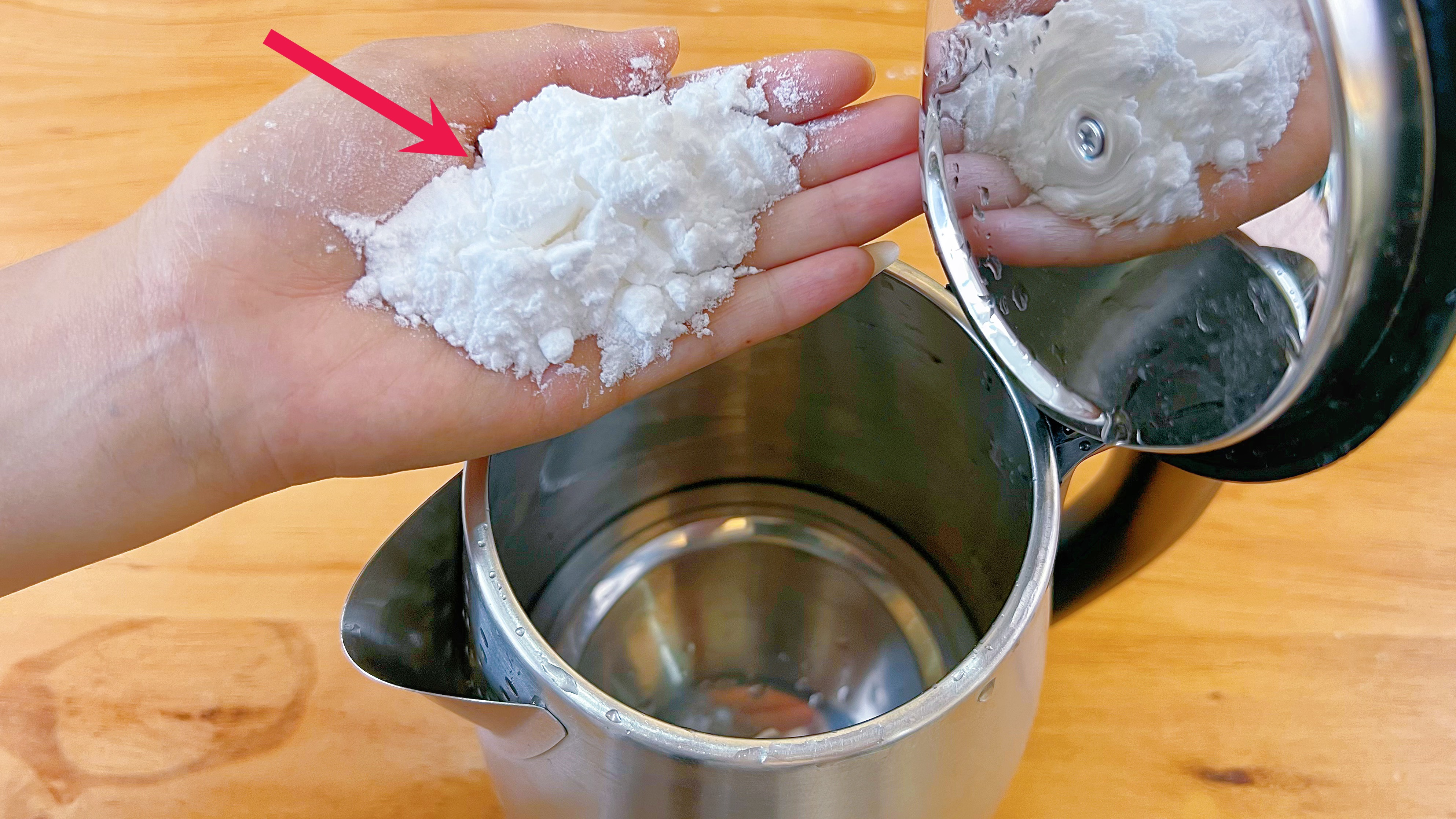 电热水壶里撒一把,不管水垢多厚多硬,哗哗自动往下掉,简单省事