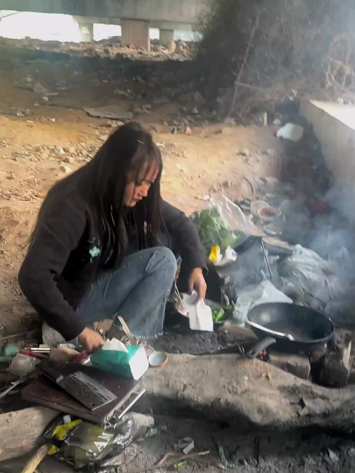 流浪女今天扛住了吃一顿顶一天