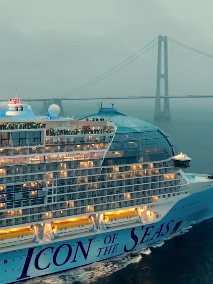 震撼25万吨世界最大邮轮刺激贴脸跨海桥