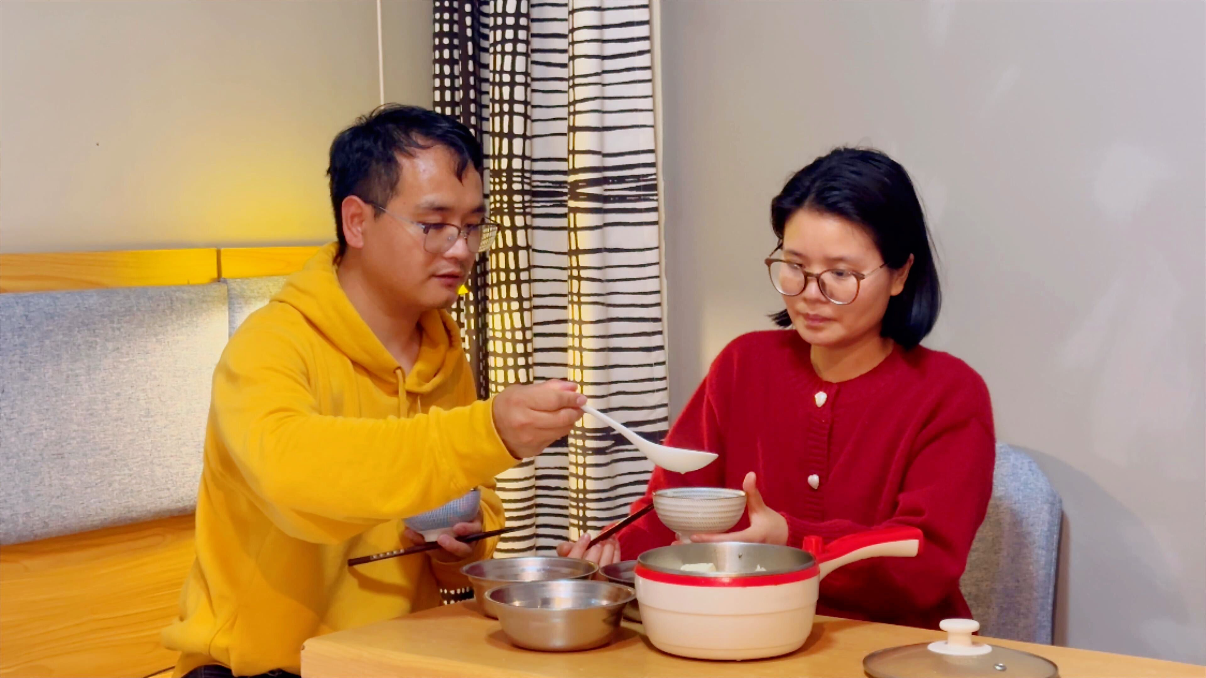 备孕2年做试管在杭州，农村小伙在酒店做3菜一汤，媳妇吃过瘾