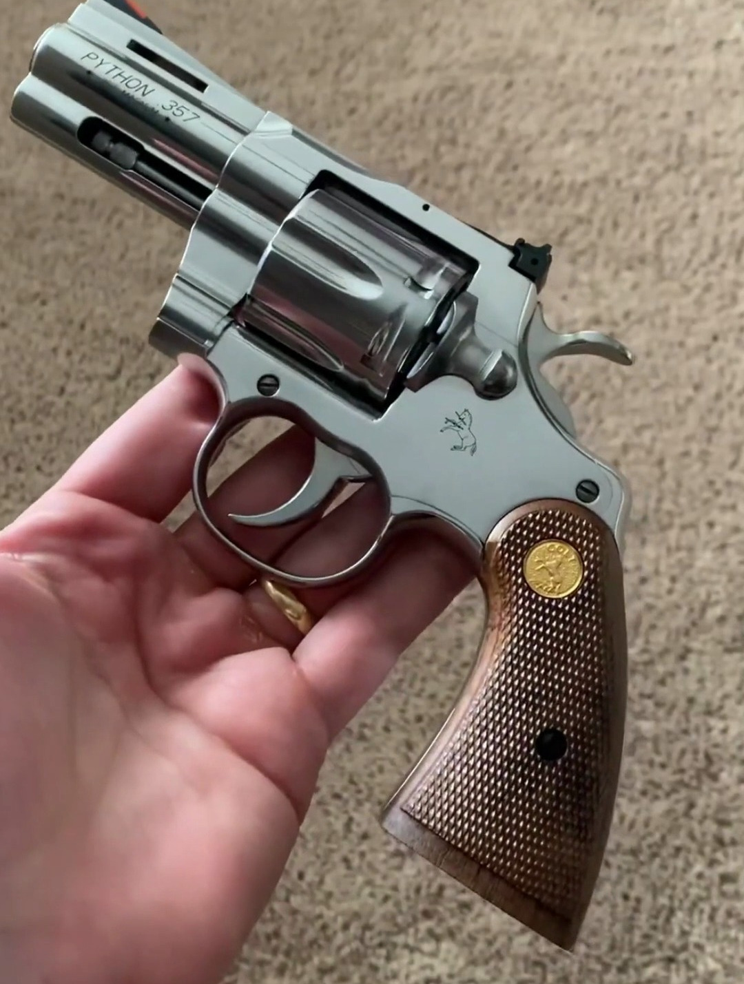 被誉为世界上最好的左轮之一357马格转轮手枪,威力相当的大