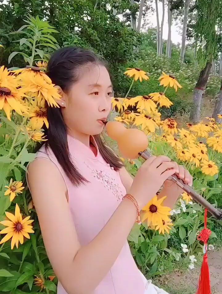 美女小姐姐葫芦丝演奏《如燕》