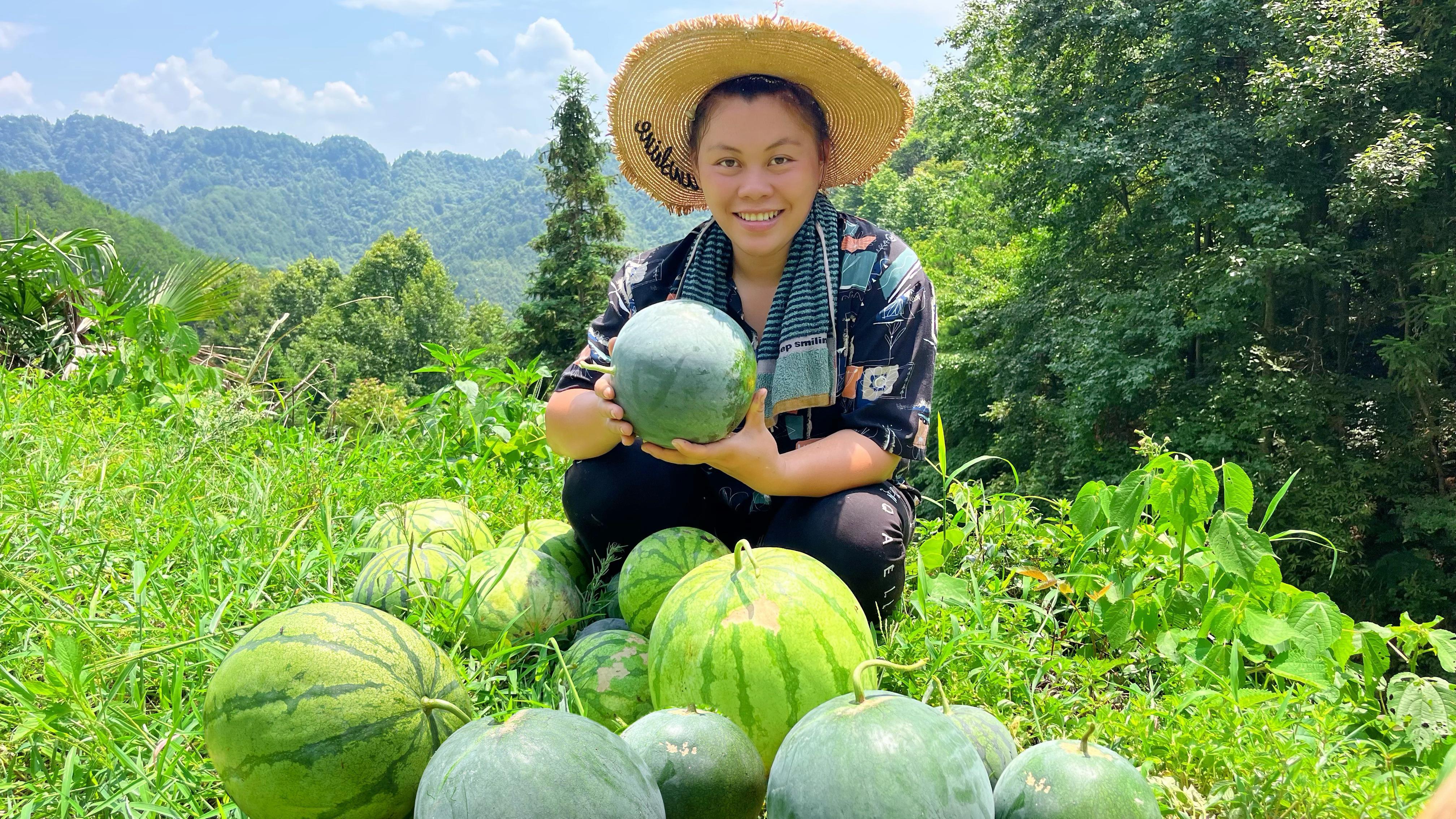 今天欧妹摘了很多西瓜,回到家累又饿,做碗酸辣米豆腐差点吃撑了
