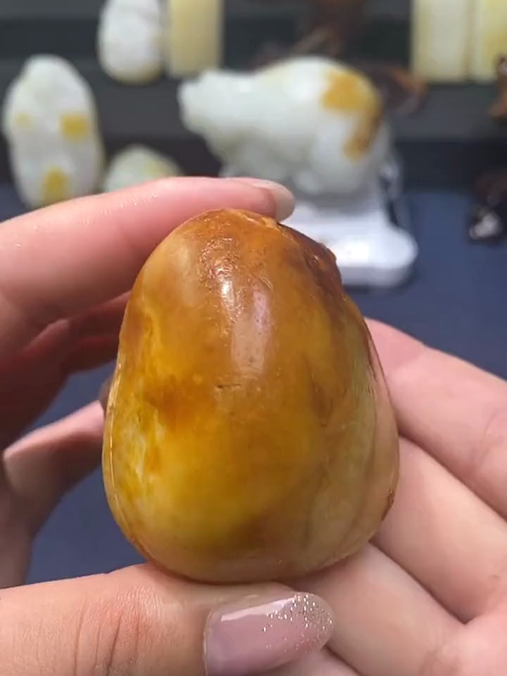 和田玉籽料红皮白肉,饱满大气,油润细腻