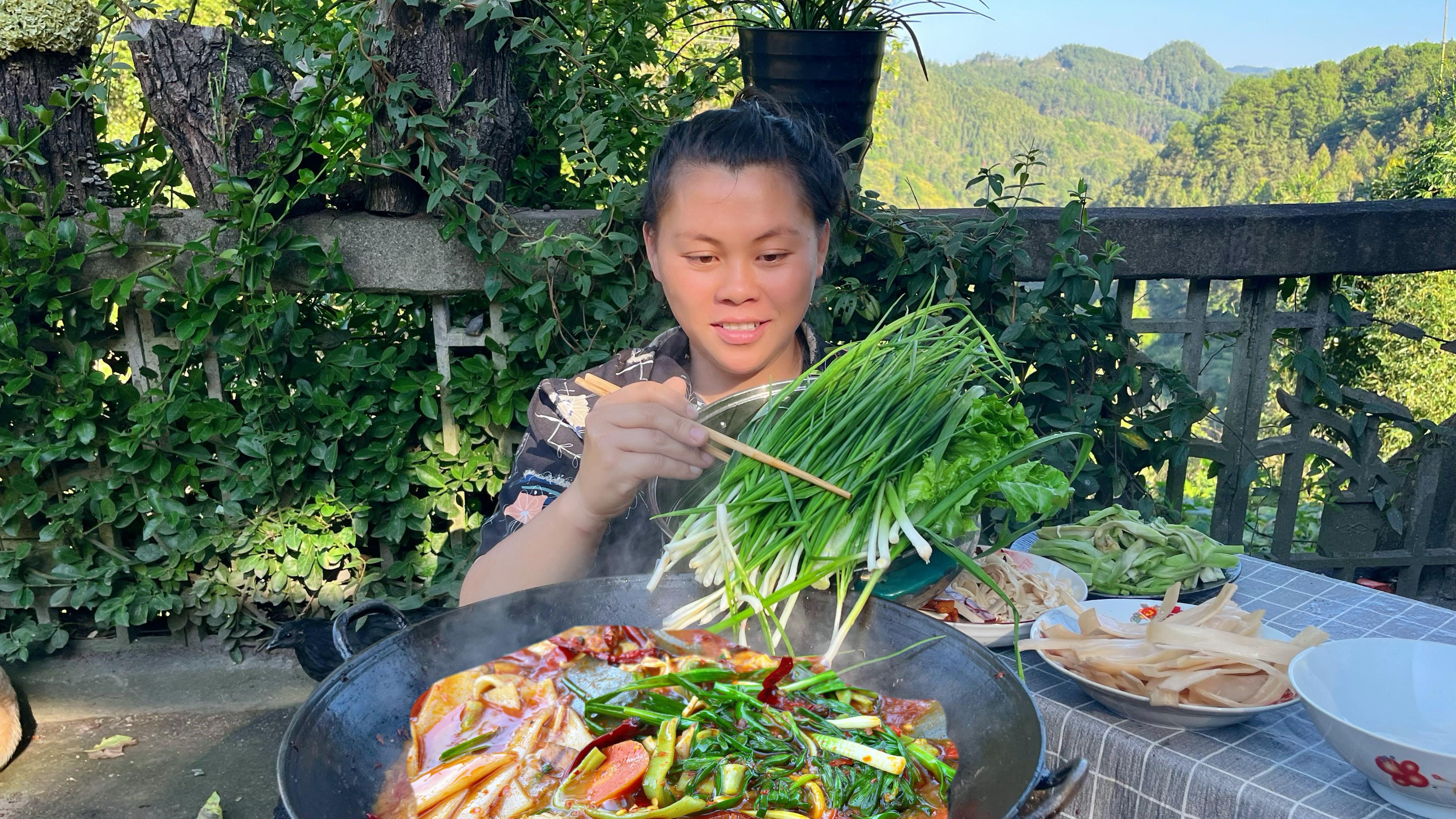 趁天气好把衣服洗出来晒着,再做个爆辣火锅配各种菜吃到饱