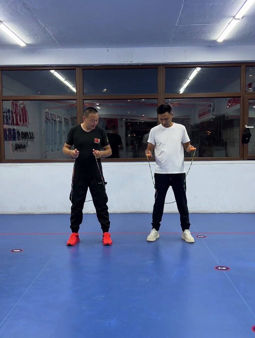 花式跳绳基础脚花步动作教学