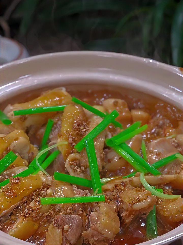 胡椒砂锅鸡是非常受欢迎的一道家常菜,一滴水都不用加的