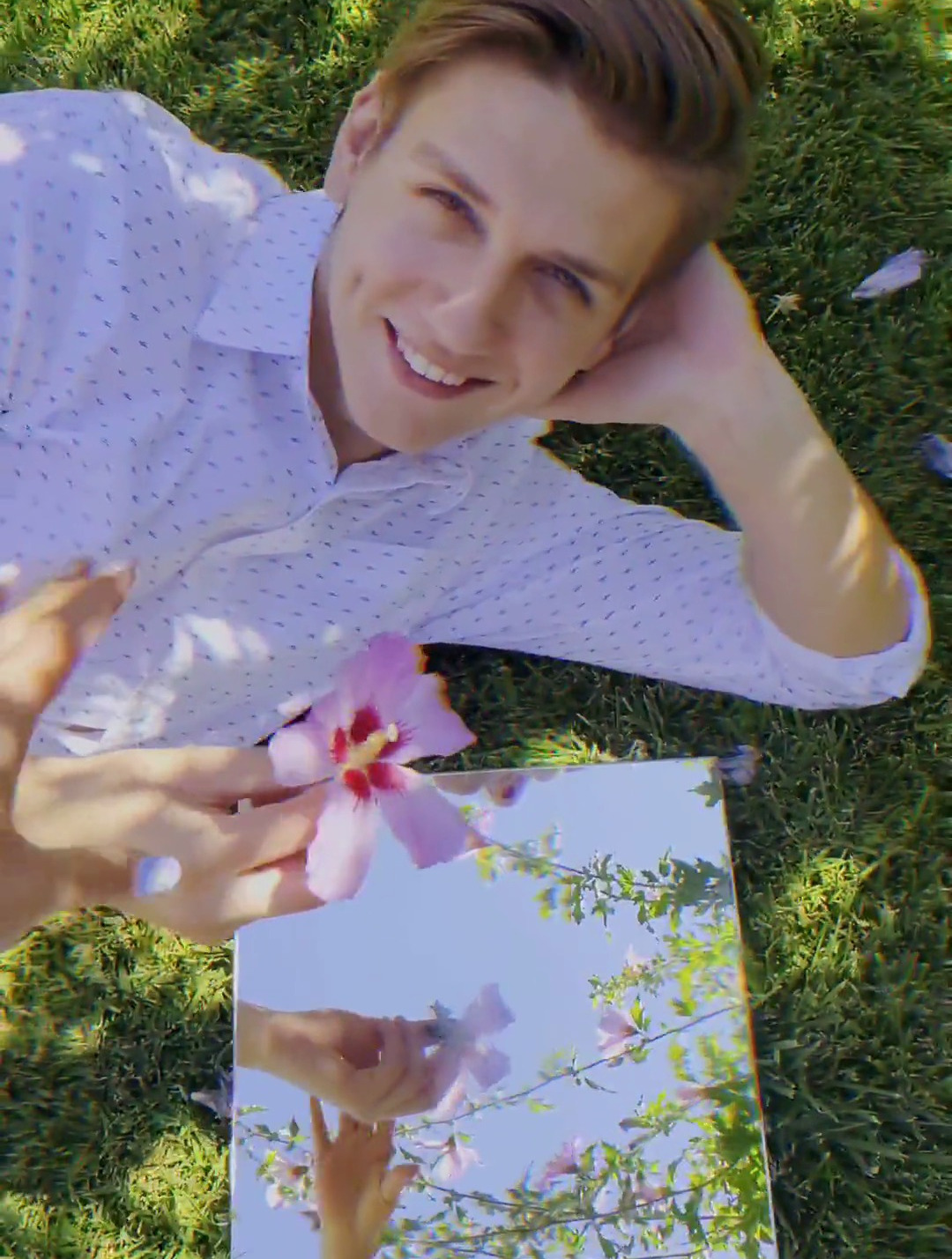 大白天照镜子还能捡到外国大帅哥?