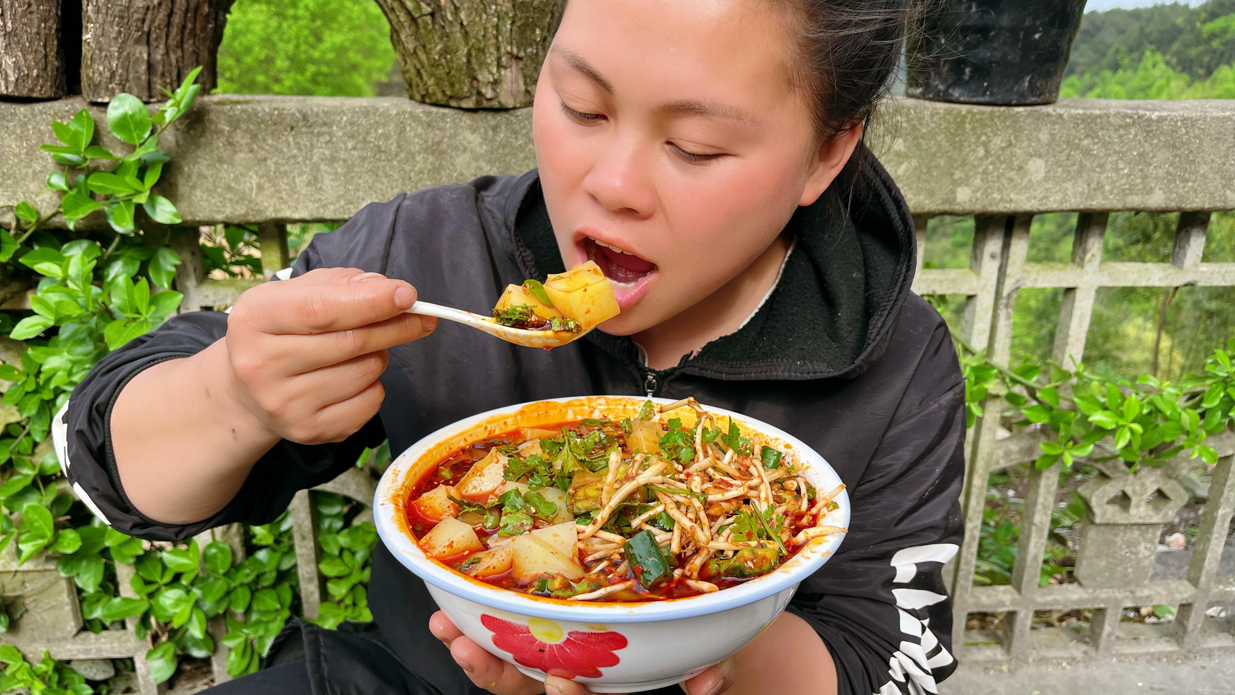 今天种了一些芋头,忙完活做个凉拌米豆腐,配上折耳根又吃一大碗