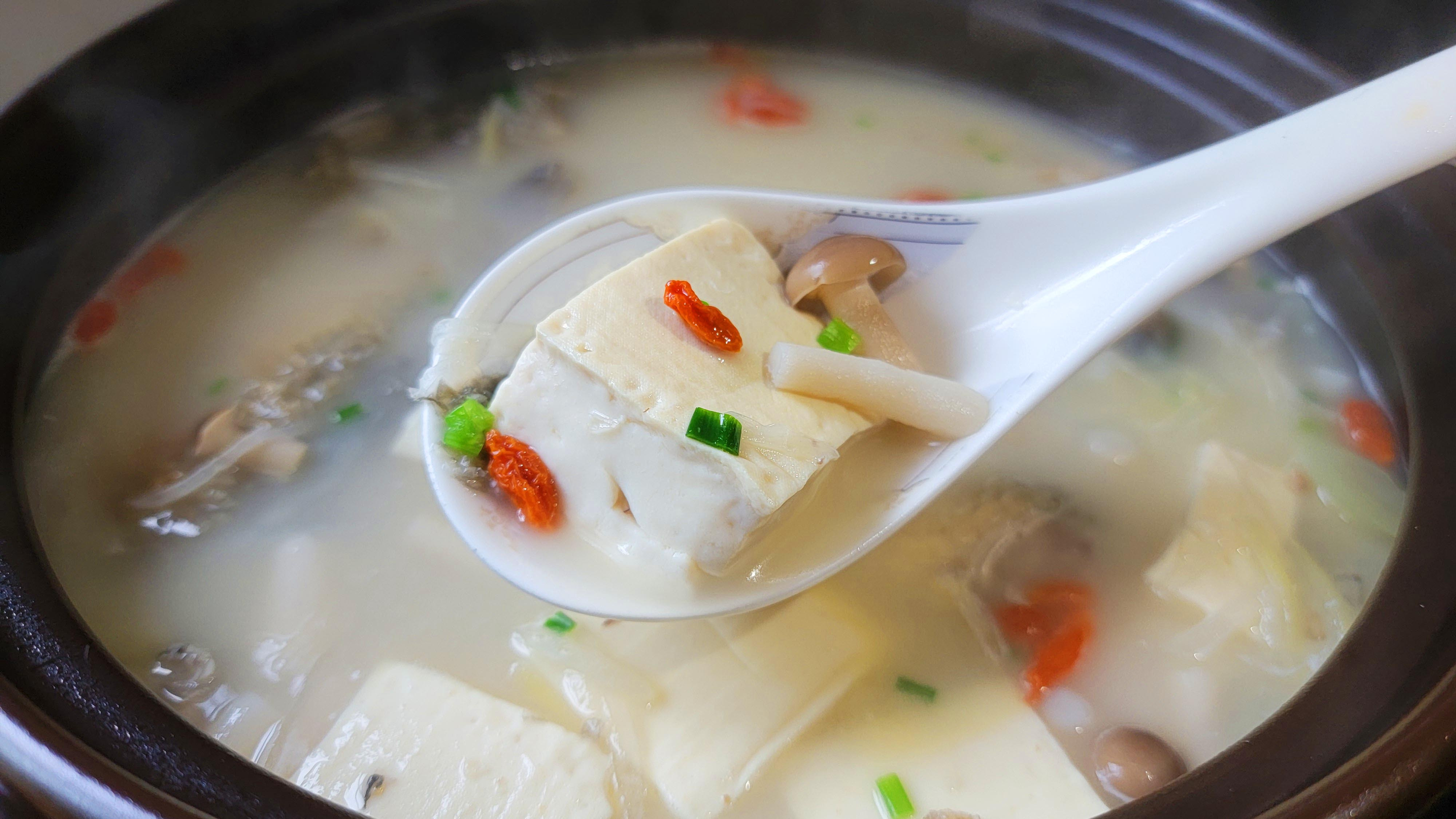 家常豆腐鲫鱼汤,妈妈多做这道汤,有助于孩子吸收营养