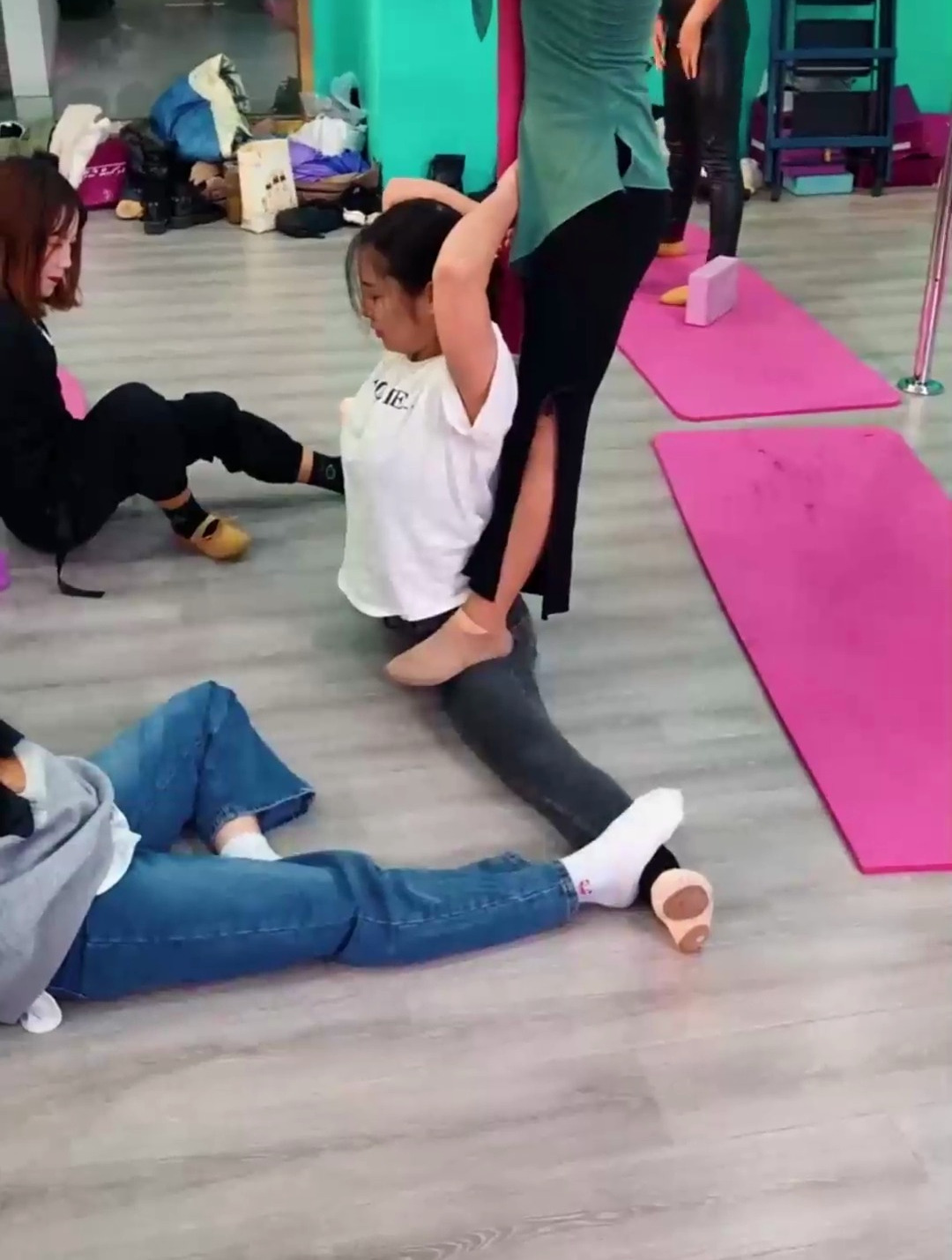 舞蹈老师给孩子压腿图片