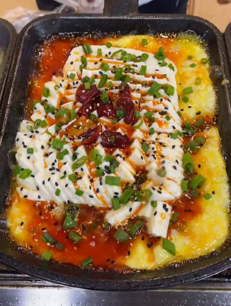 烧烤嘎嘎香的鸡蛋抱豆腐,你吃过没有?铁板烧烤,你想吃什么?-度小视