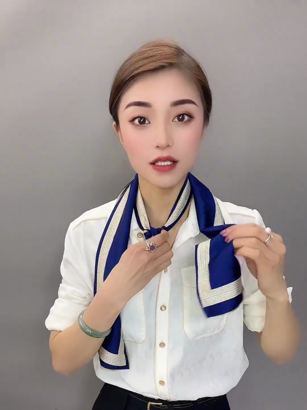 小长条丝巾搭配衬衣的五种系法简直美爆了