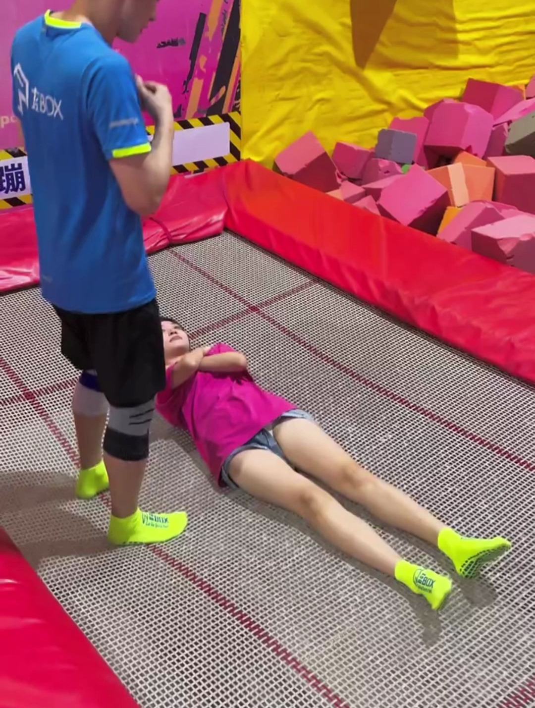 网红蹦床公主抱大长腿小姐姐没想到出现了两极反转