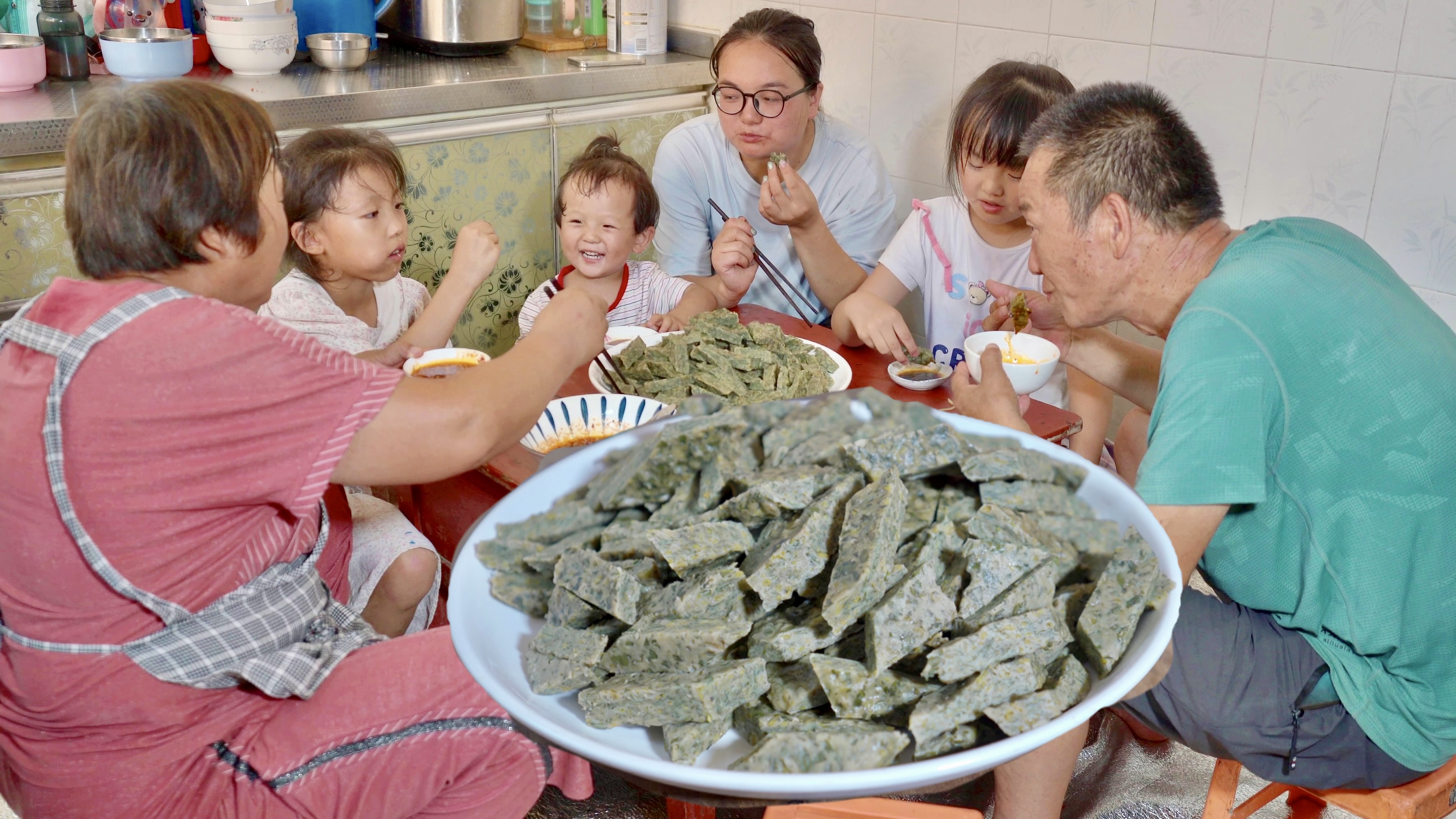 家门口好多马齿苋,摘一些蒸成菜饼,尝尝鲜!