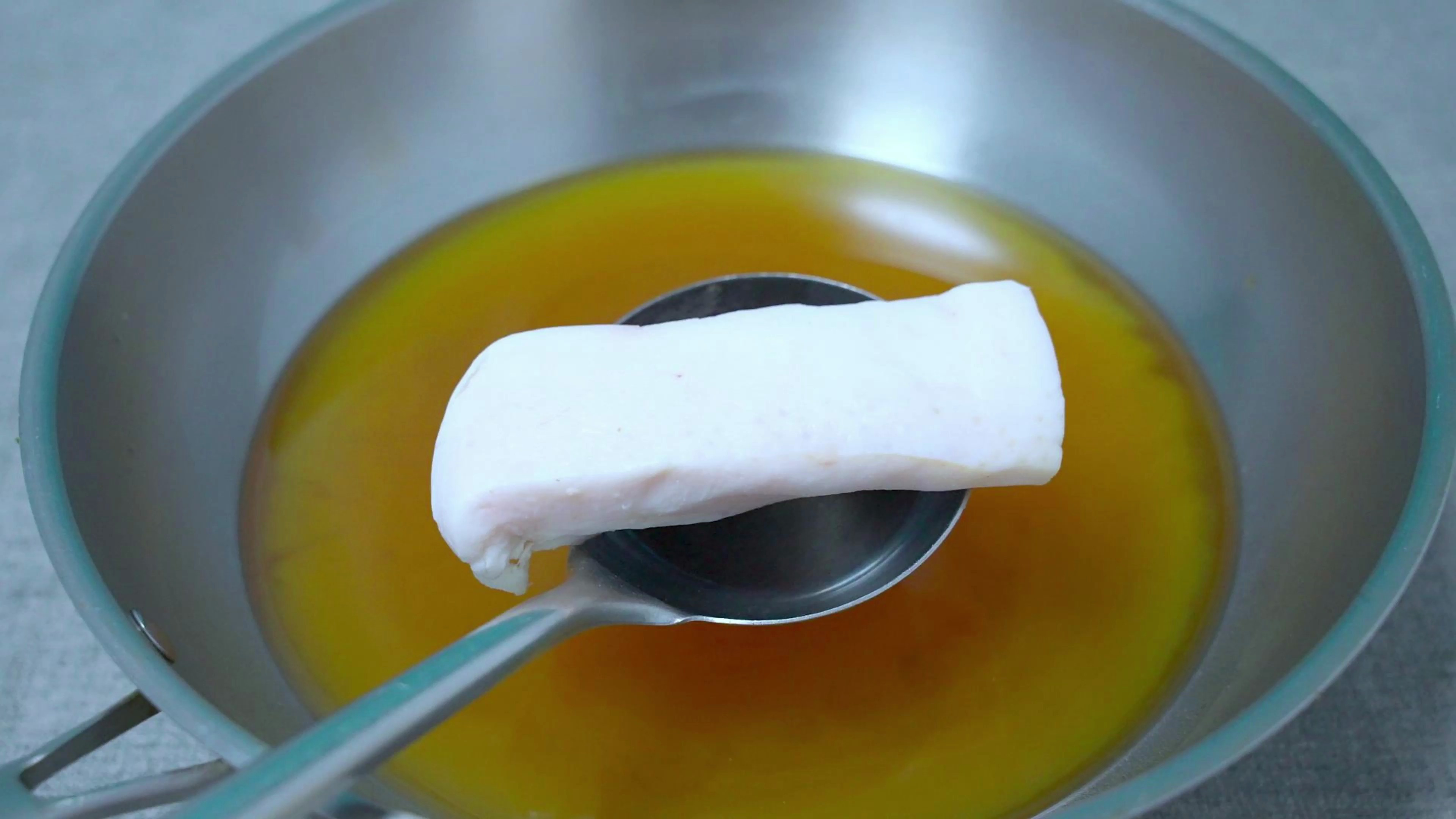 把肥肉放进滚烫油的锅里，出锅瞬间变小雪时节美食，做法头一次见