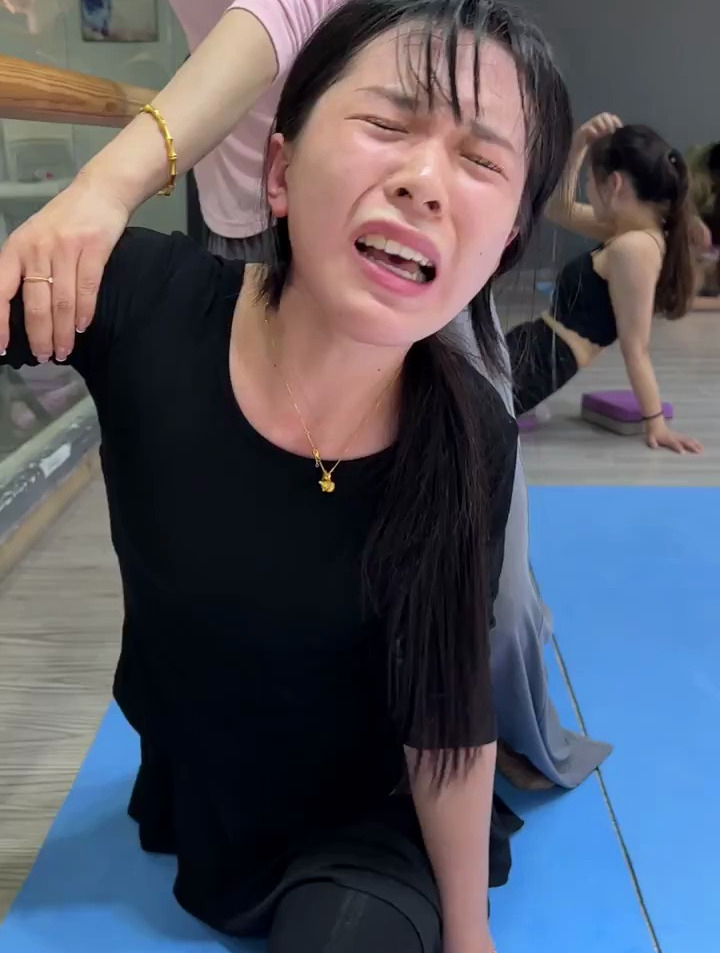 学习两节课,都打开一字马,小姐姐累但一直坚持-度小视