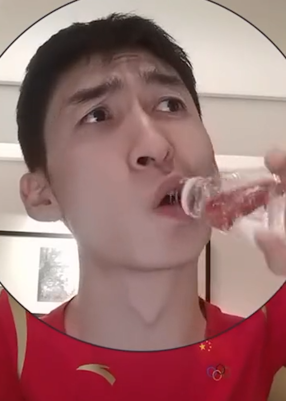 武大靖歪嘴喝水教程来了:速度要快,动作要帅!