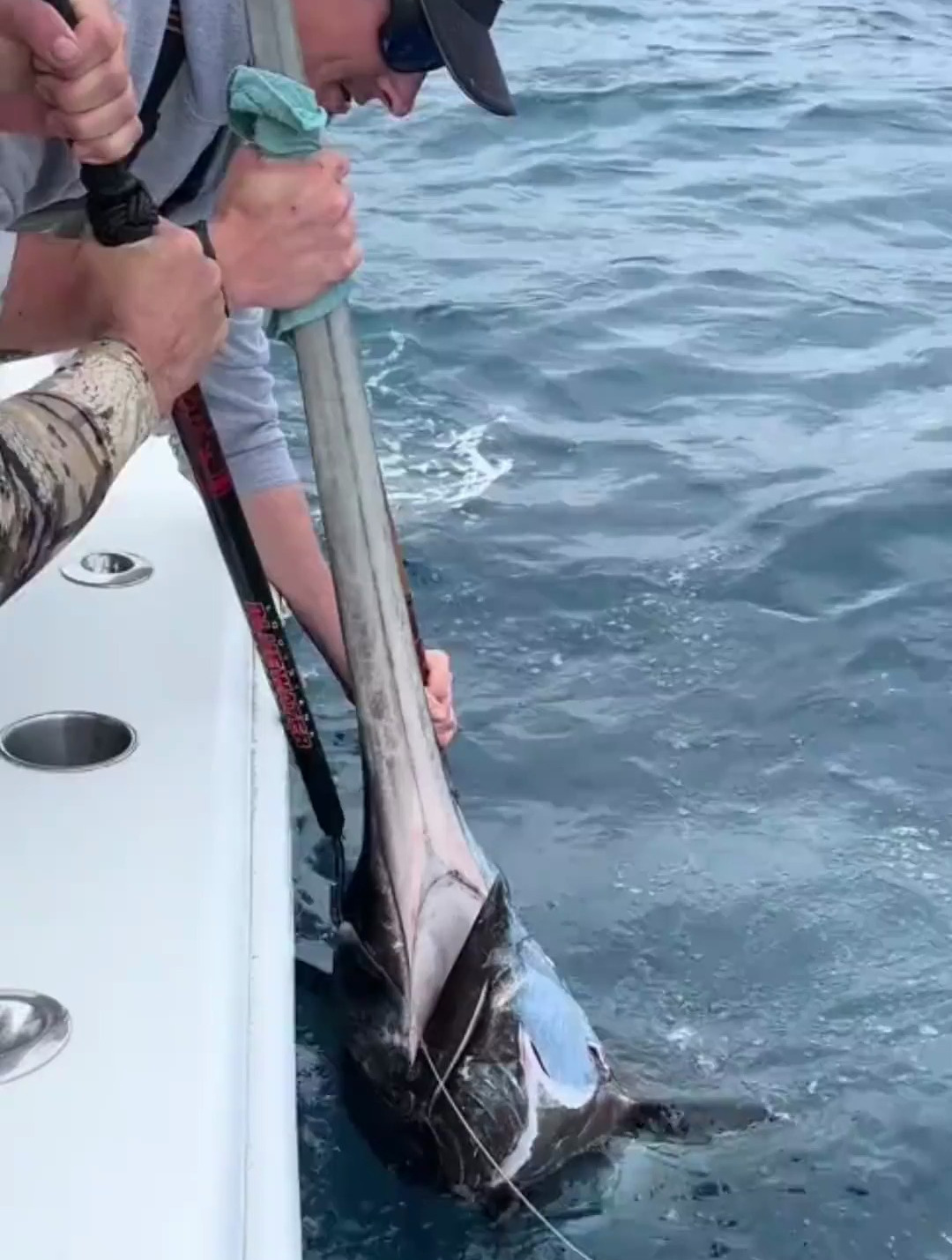 这条剑鱼太大了,海钓太有魅力了,让人羡慕